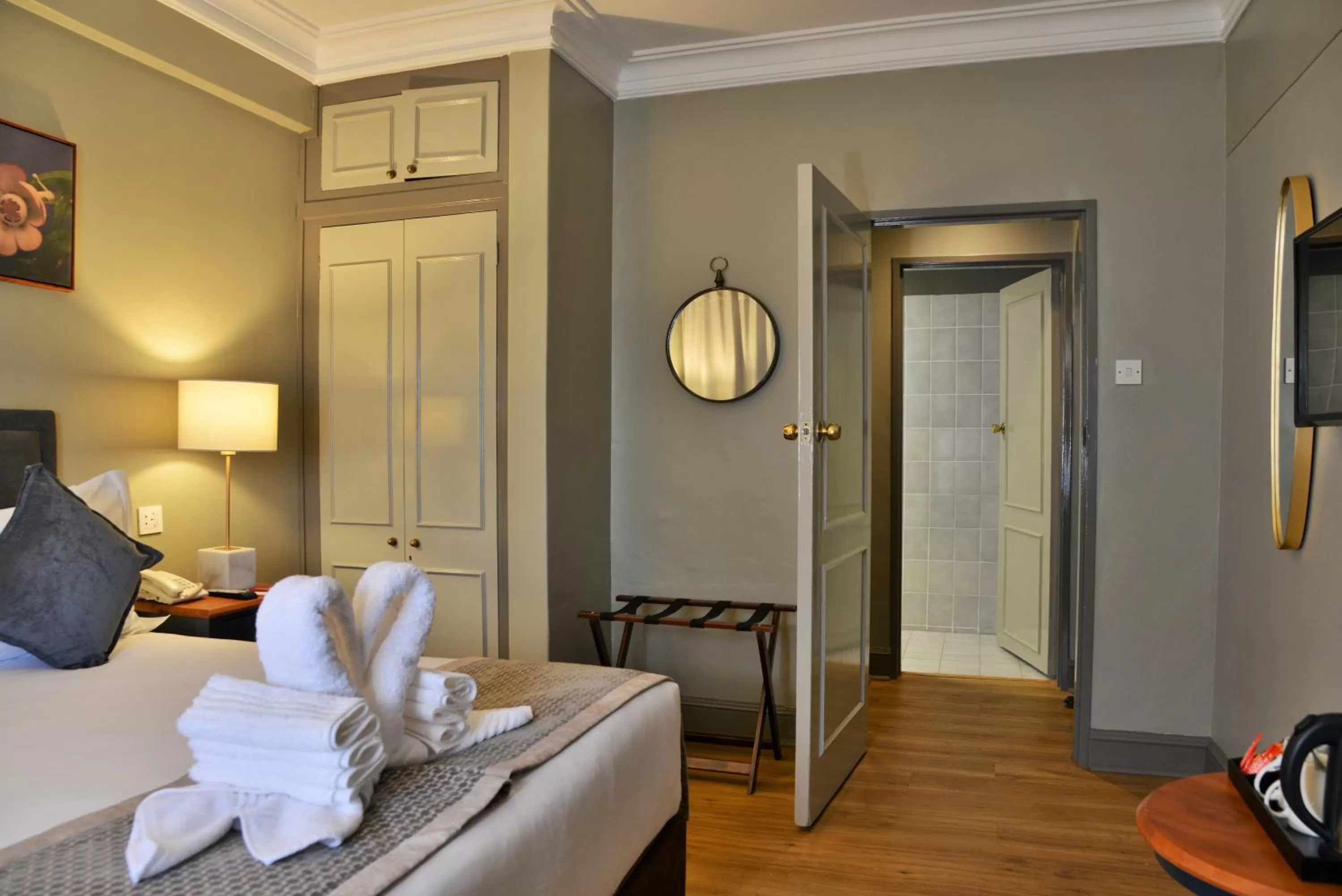 Bedroom, Bed in Cresta Jameson Hotel