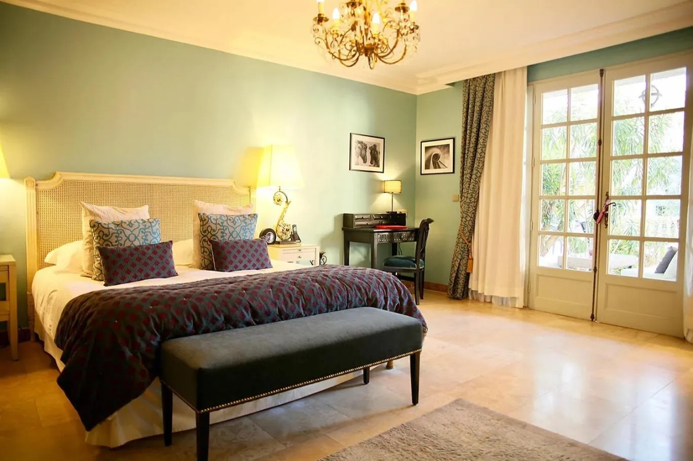 Photo of the whole room, Bed in La Villa Mazarin