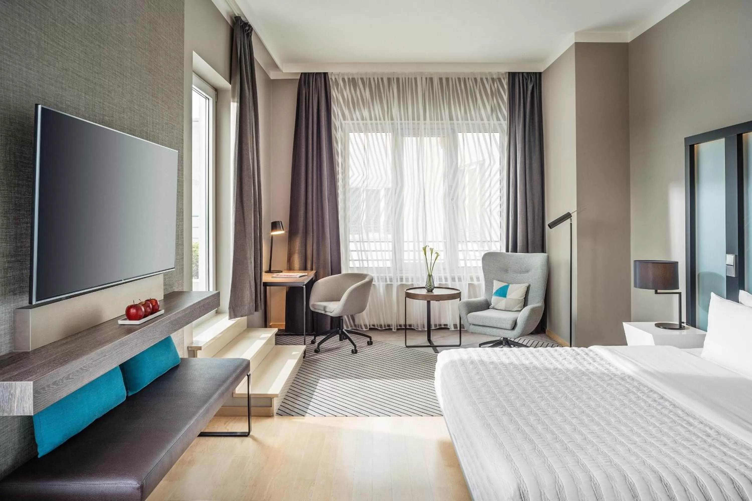 Photo of the whole room, Bed in Le Méridien Hamburg