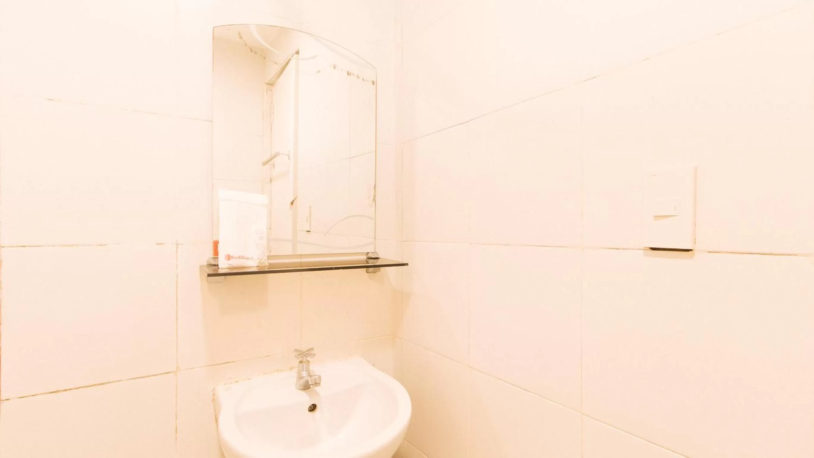 Bathroom in RedDoorz Premium near Greenbelt Makati - Vaccinated Staff