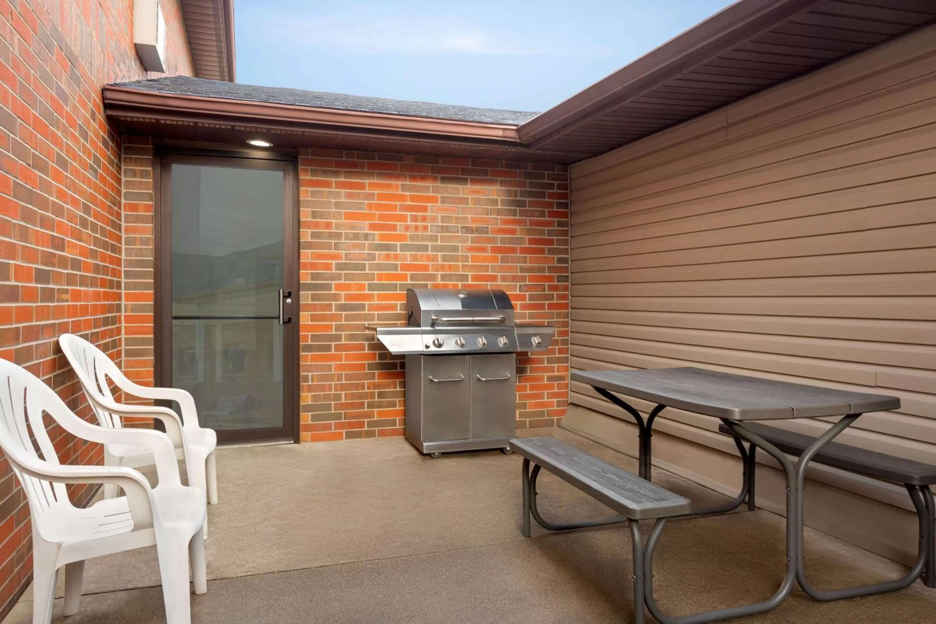 Restaurant/places to eat in Howard Johnson by Wyndham Waterloo/Cedar Falls