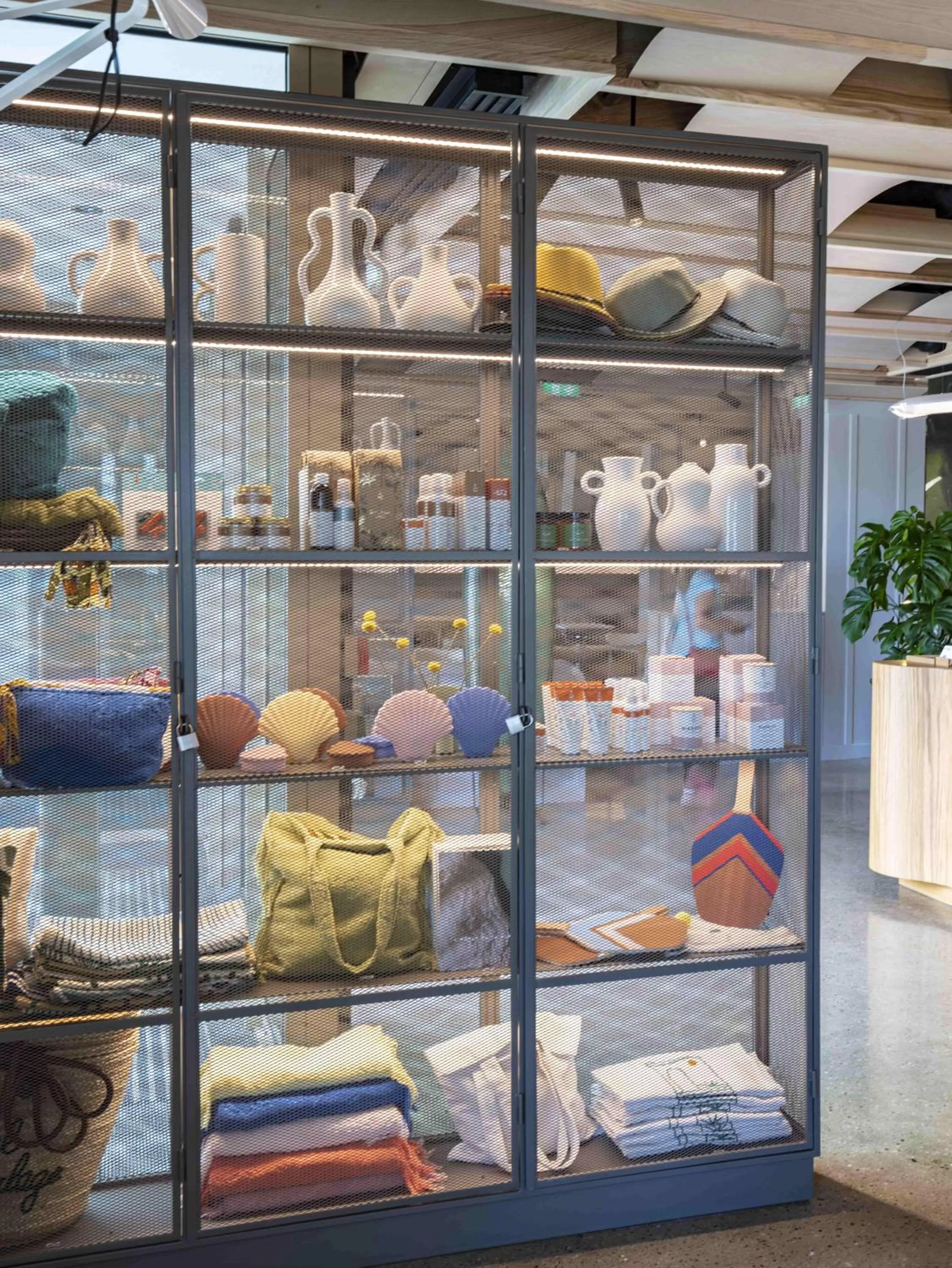 On-site shops in Hôtel de La Plage