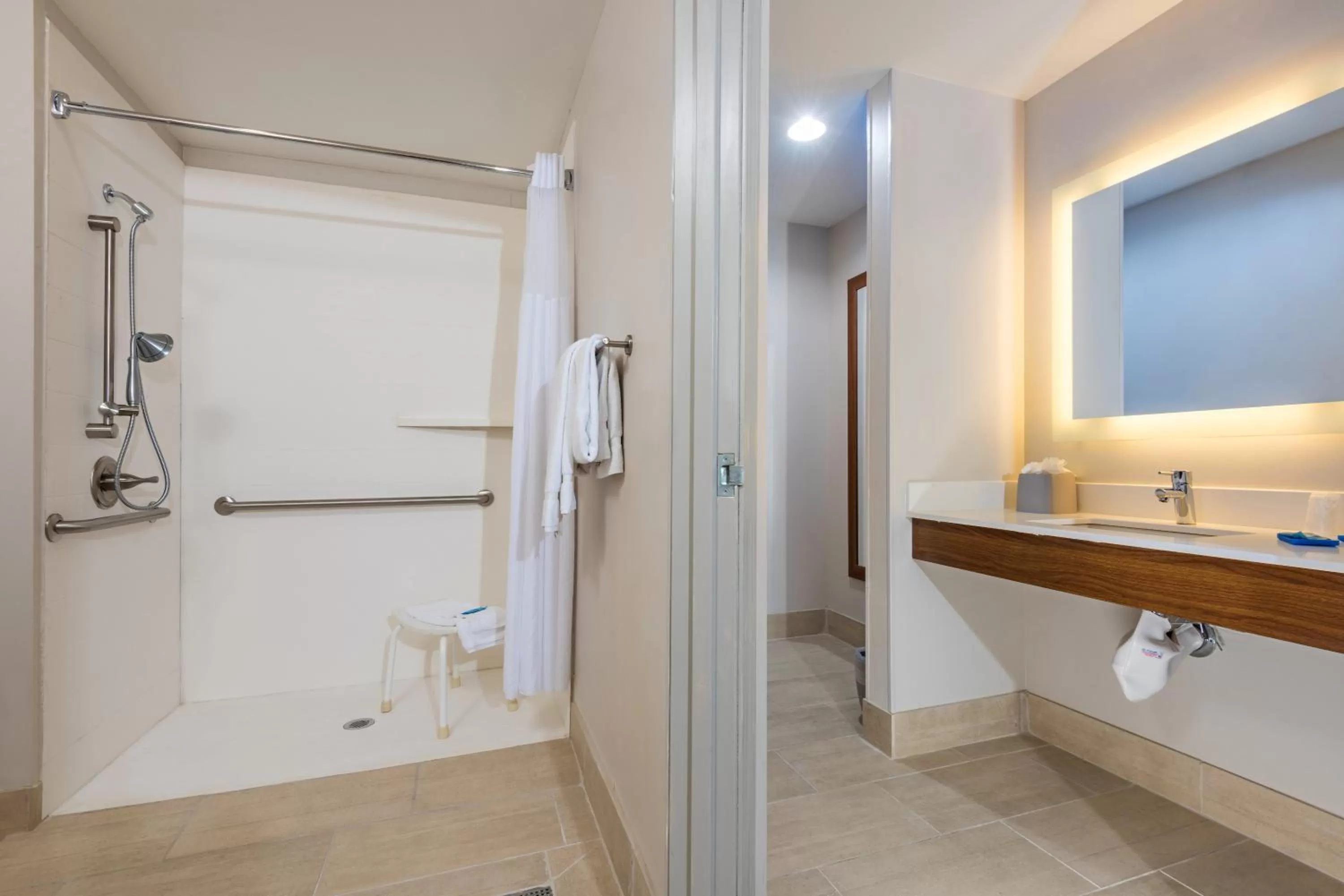 Photo of the whole room in Holiday Inn Express Peoria North - Glendale by IHG