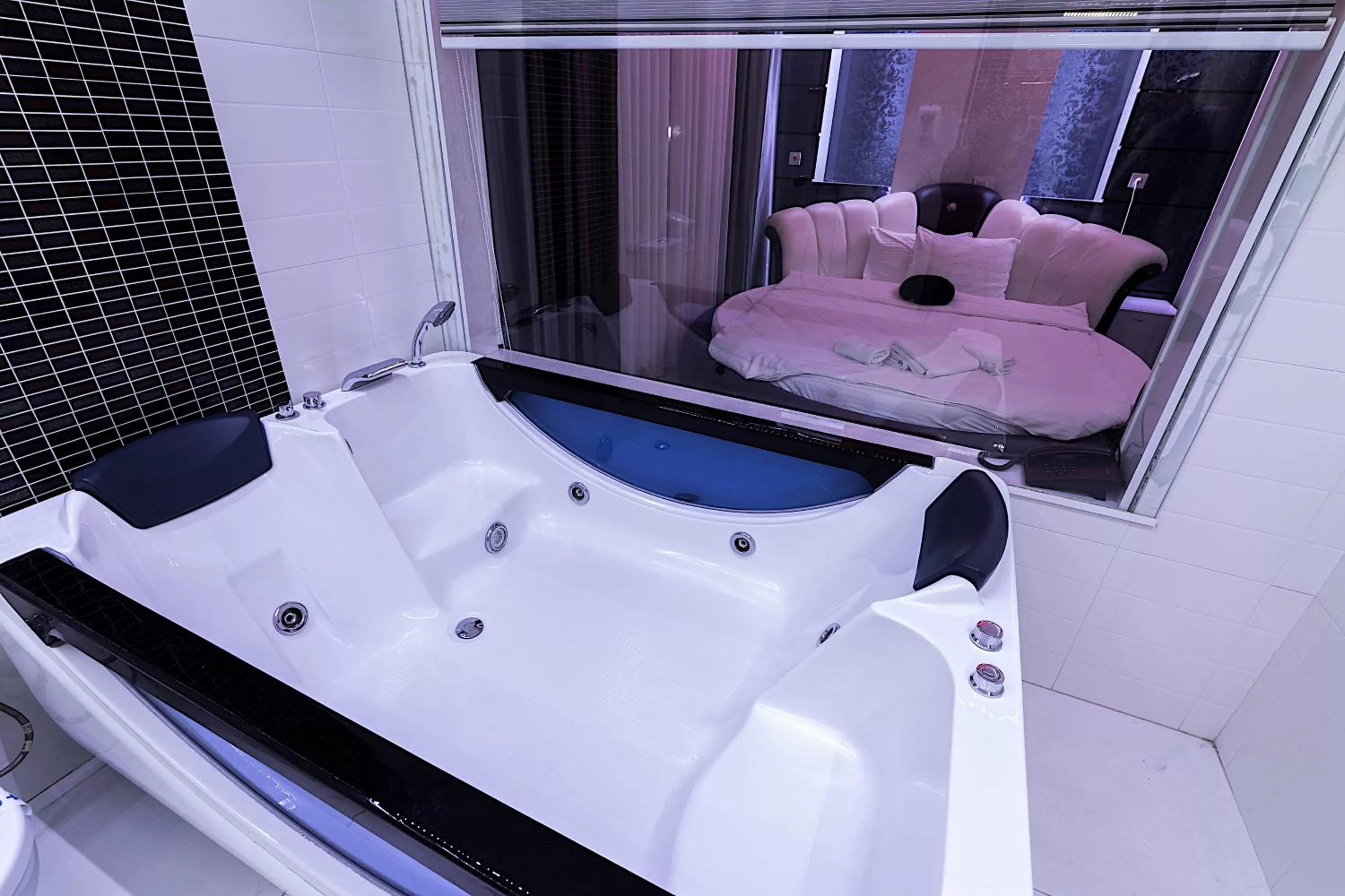 Toilet, Bed in Hotel De KOKA