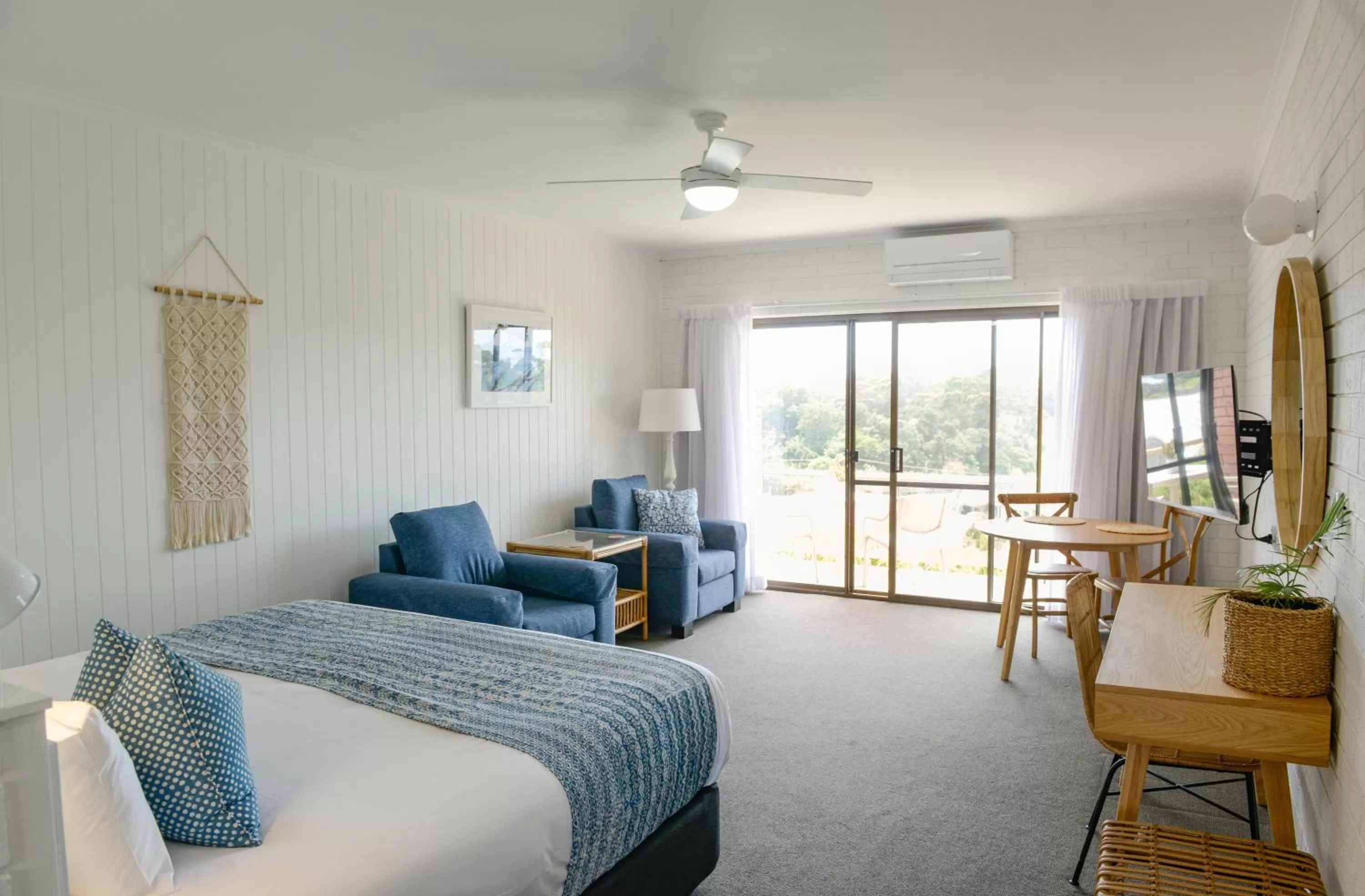 Guests, Bed in Mollymook Seascape Motel and Apartments