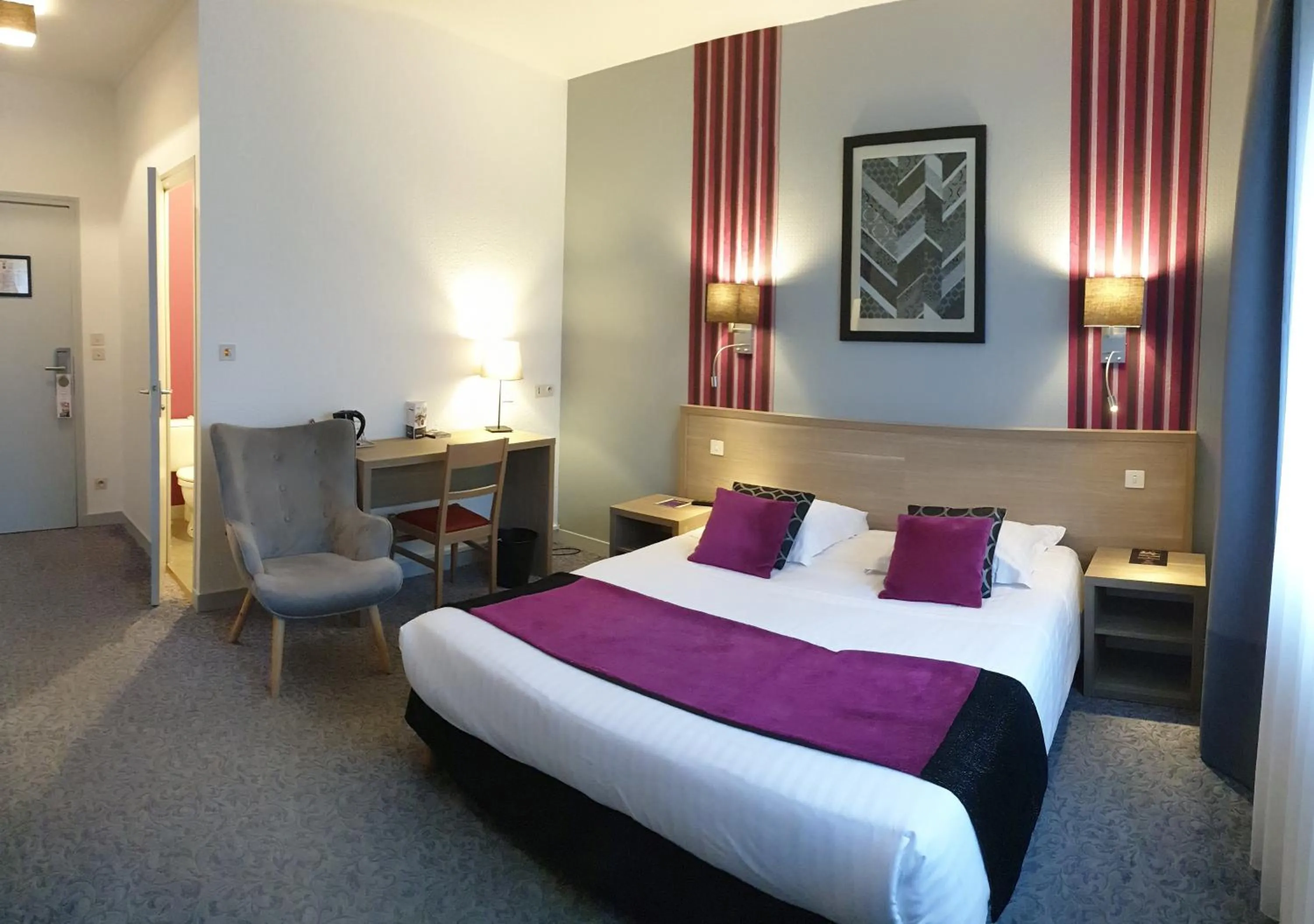 Photo of the whole room, Bed in Hôtel Le Rohan Charme et Caractère