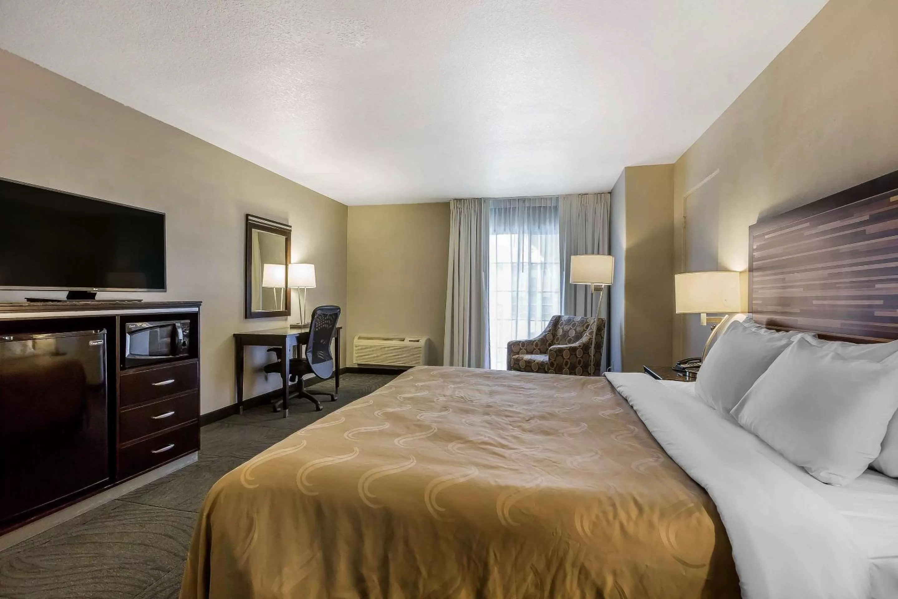 Photo of the whole room, Bed in Quality Inn Fallbrook I-15