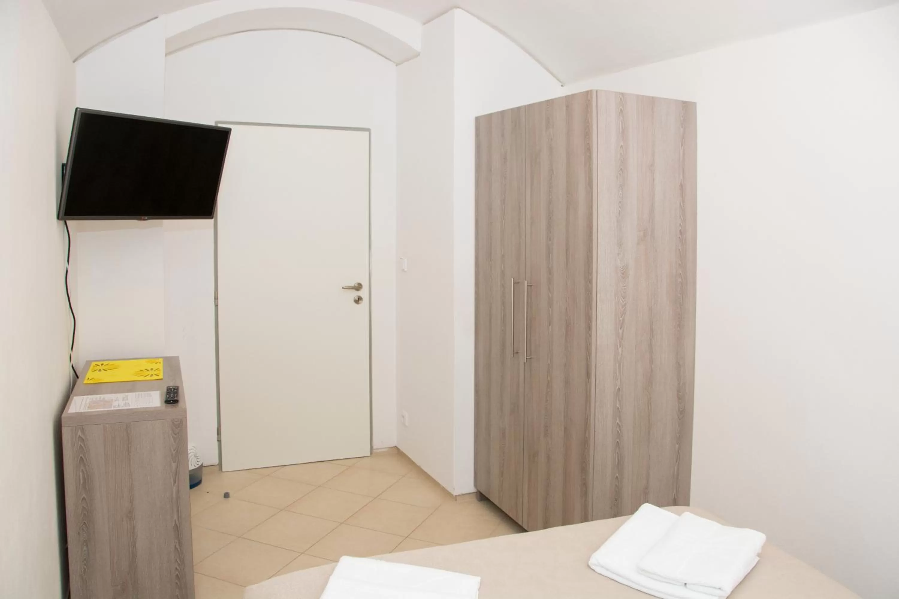 TV and multimedia, Bed in Limes Apartments