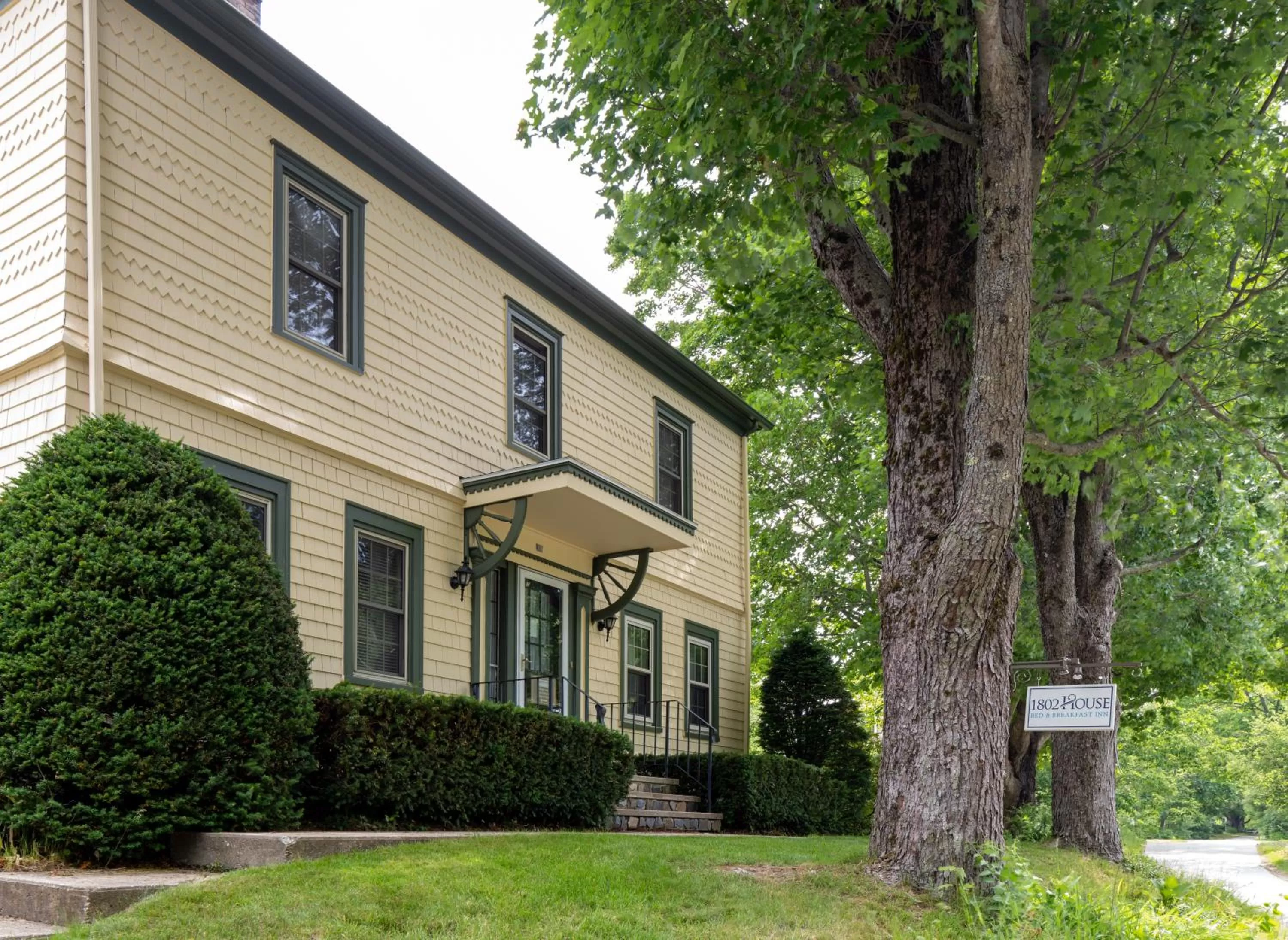 Property building in 1802 House Bed & Breakfast