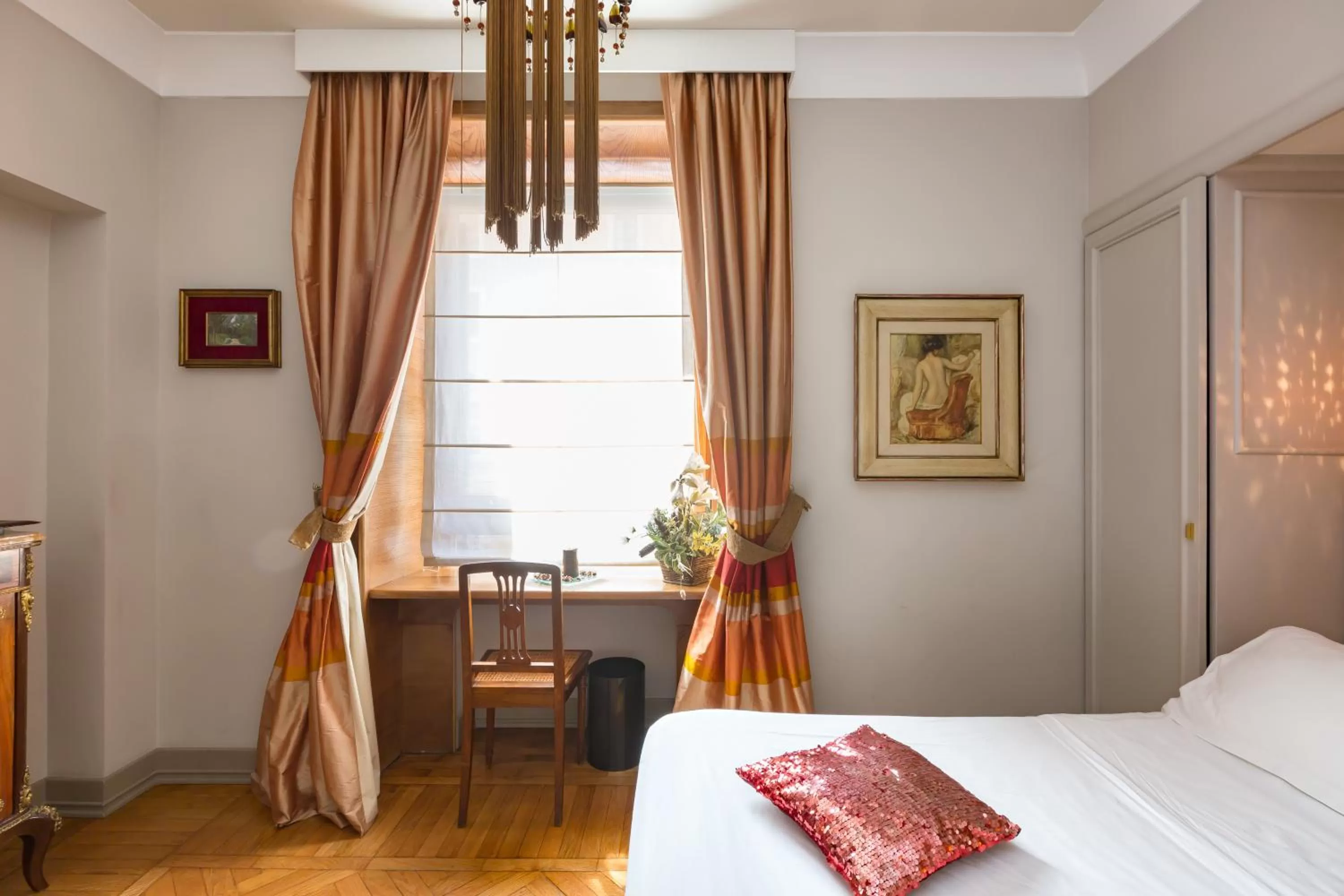 Decorative detail, Bed in Rooms Roma - Monti