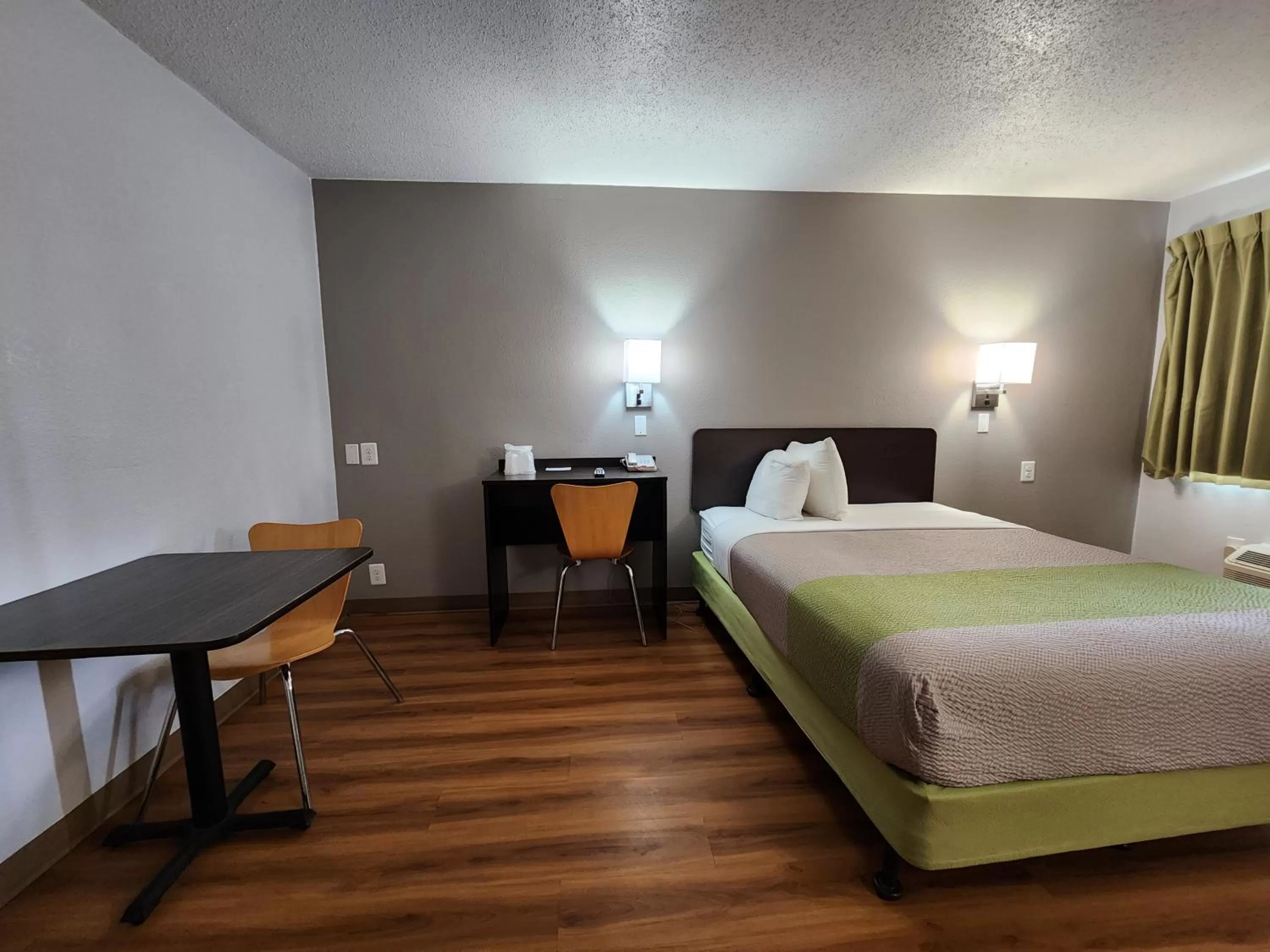 Bed in Motel 6-Baytown, TX - Baytown East