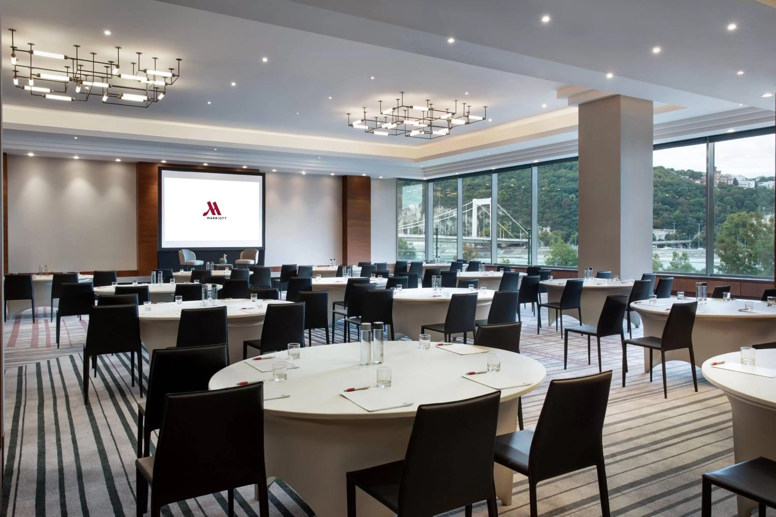 Lounge or bar in Budapest Marriott Hotel