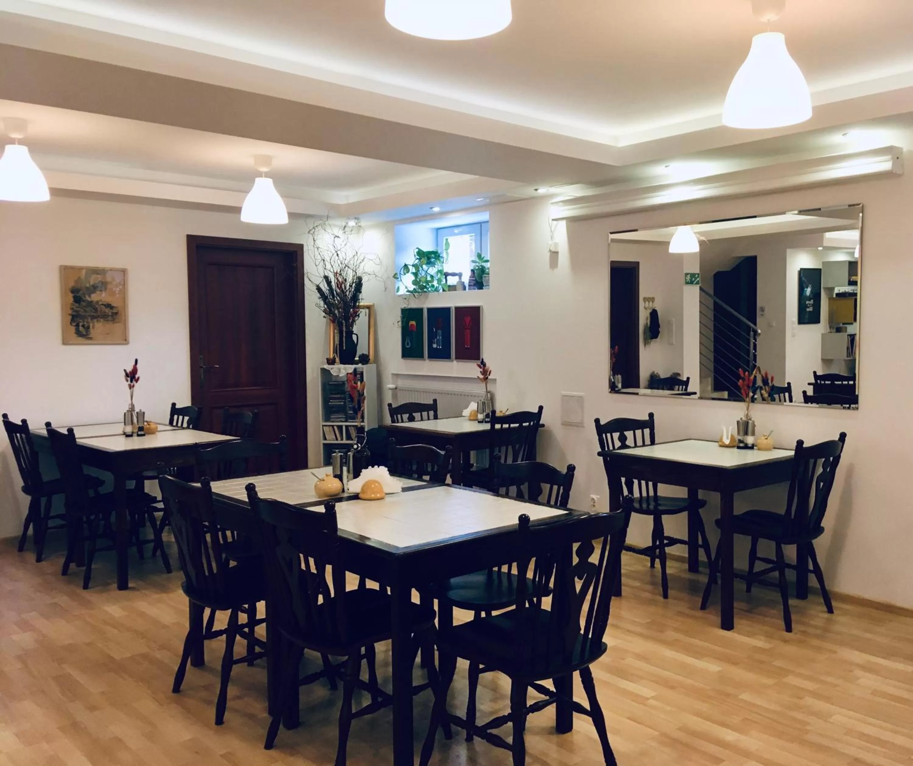 Restaurant/places to eat in Villa MB