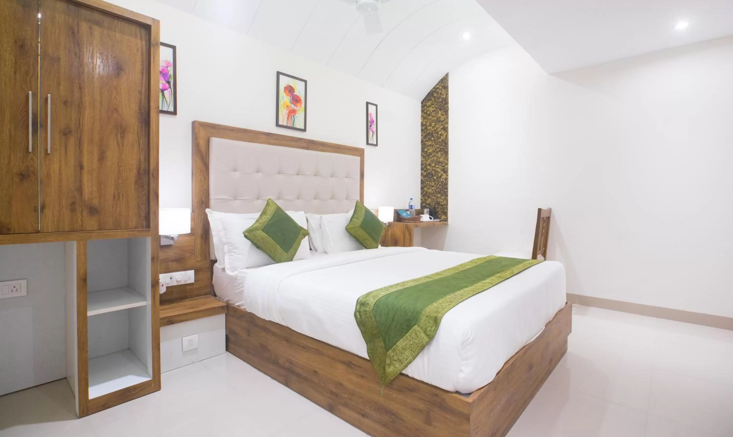 Bed in Treebo Amber International