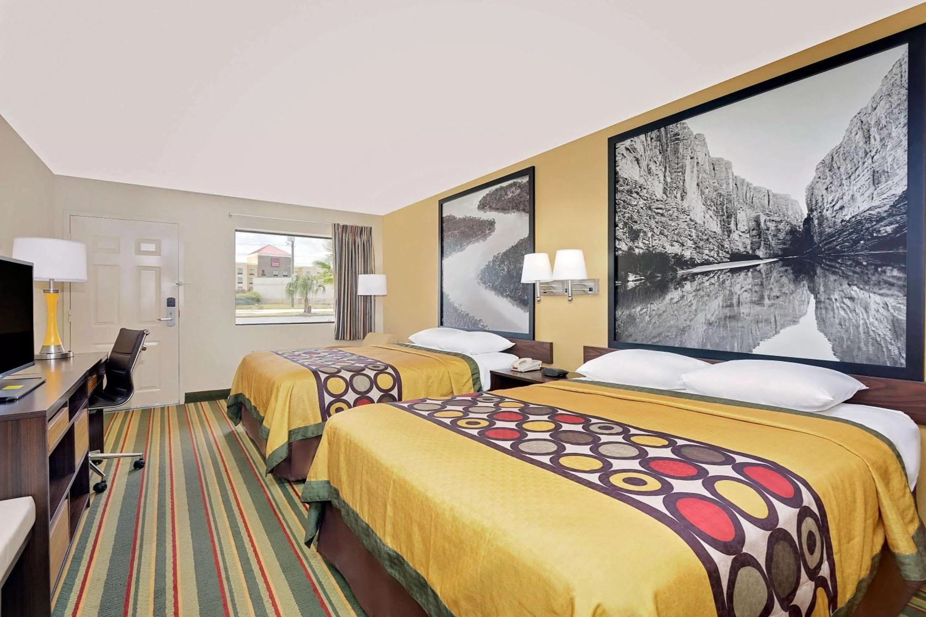 Photo of the whole room, Bed in Super 8 by Wyndham Byron/South Macon