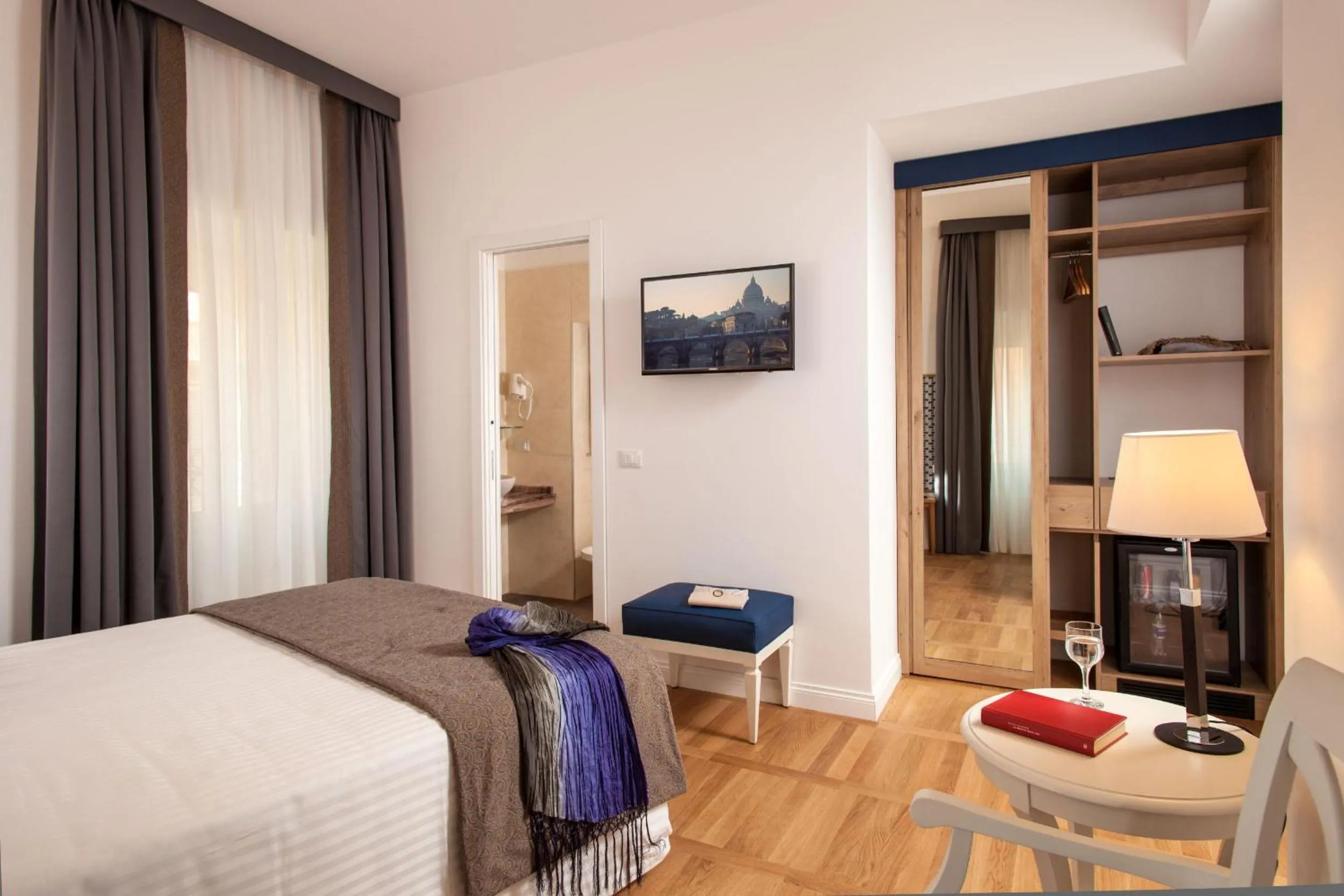 Bedroom, Bed in Floris Hotel