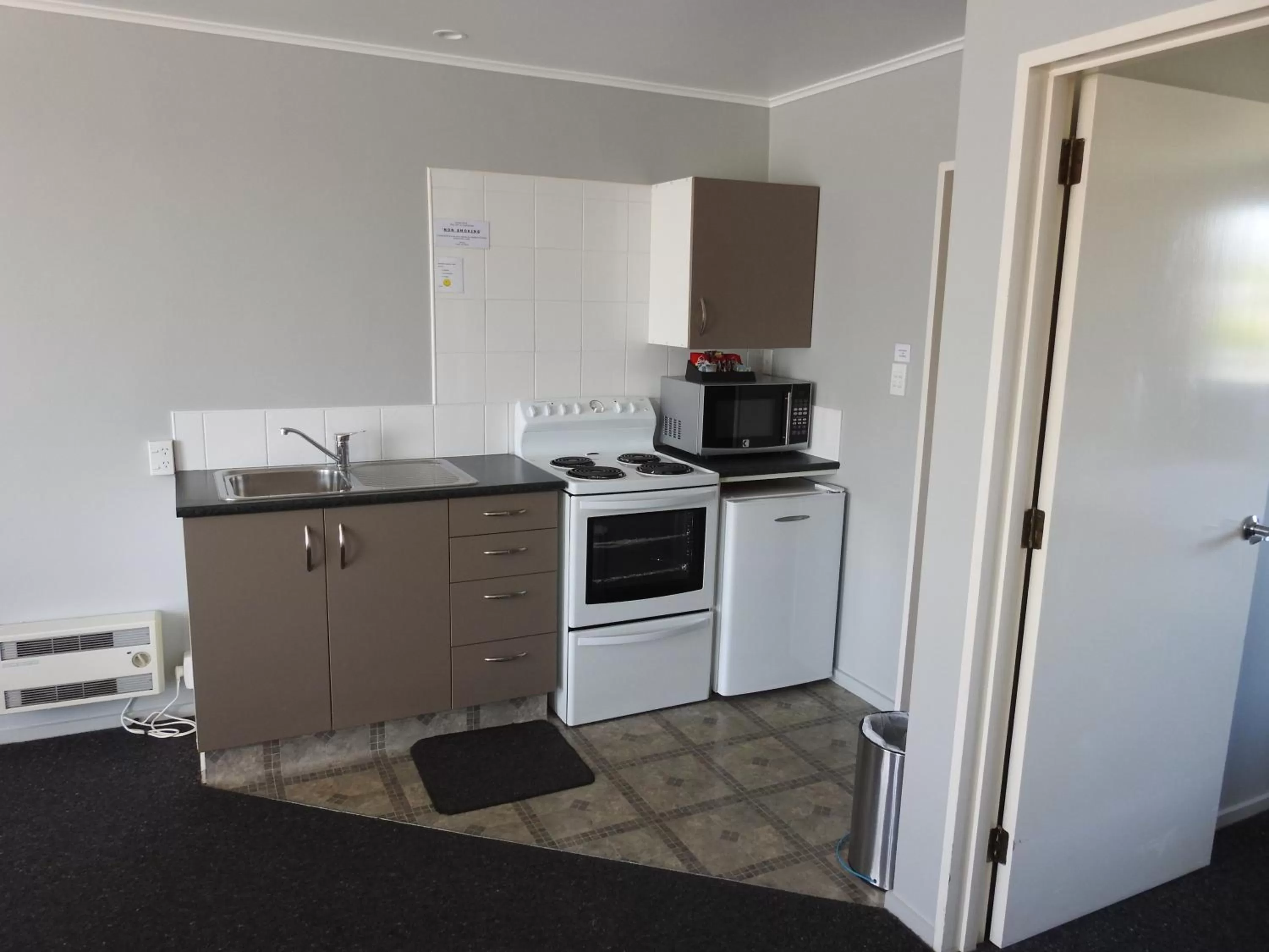 Kitchen or kitchenette in Coronation Park Motels