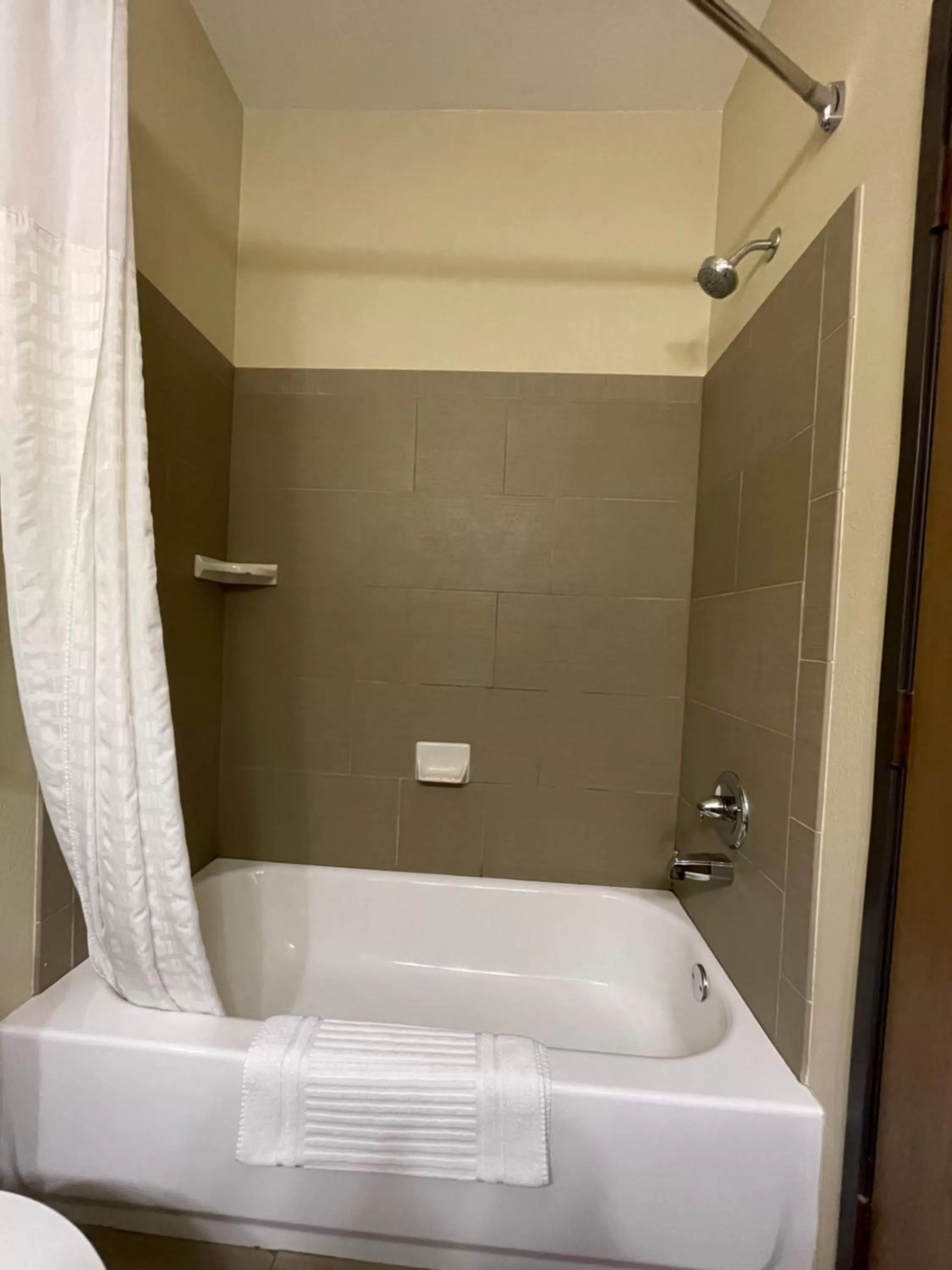 Bathroom in Comfort Inn & Suites Ponca City near Marland Mansion