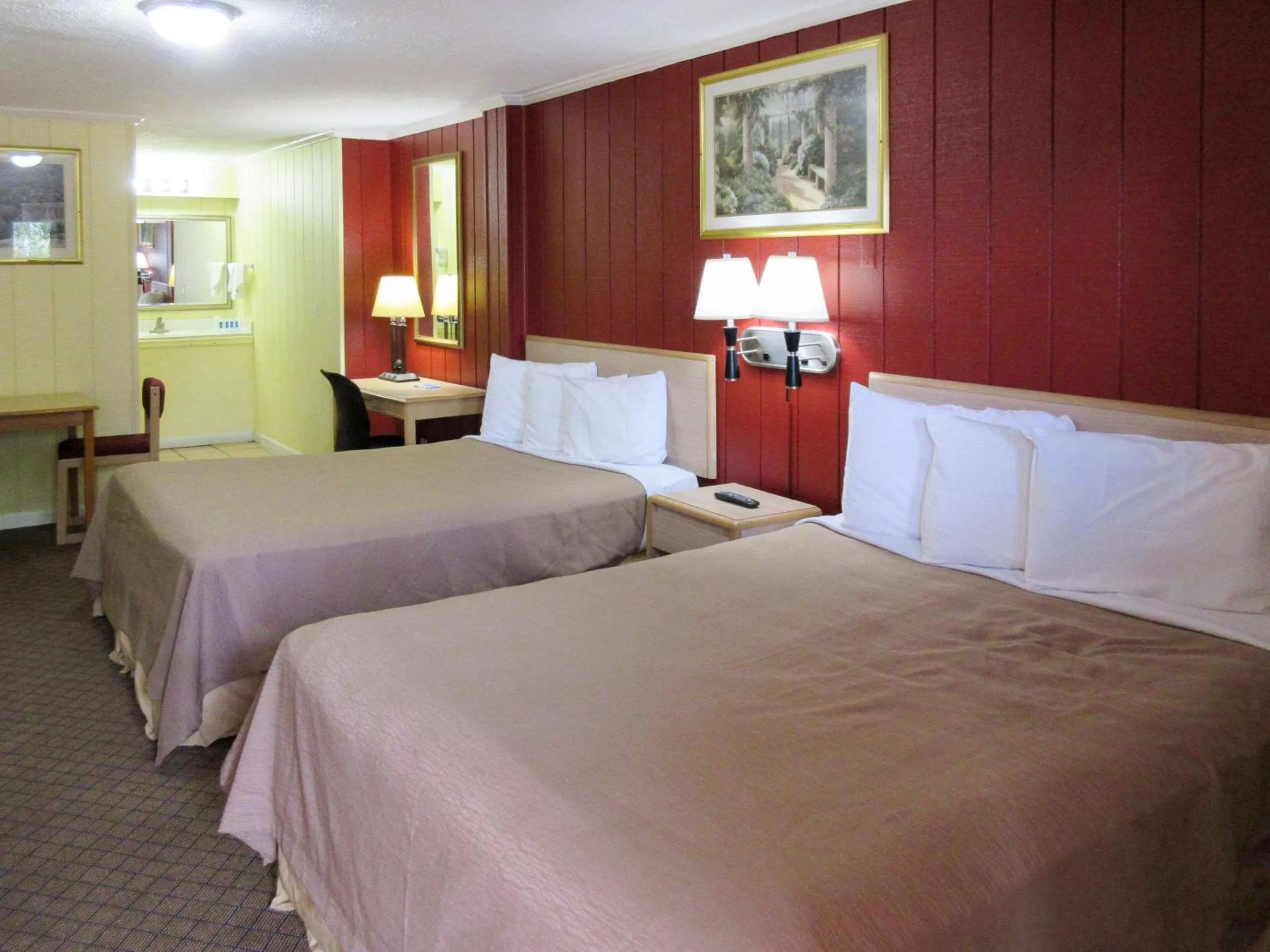 Photo of the whole room, Bed in Rodeway Inn Kansas City Downtown Area