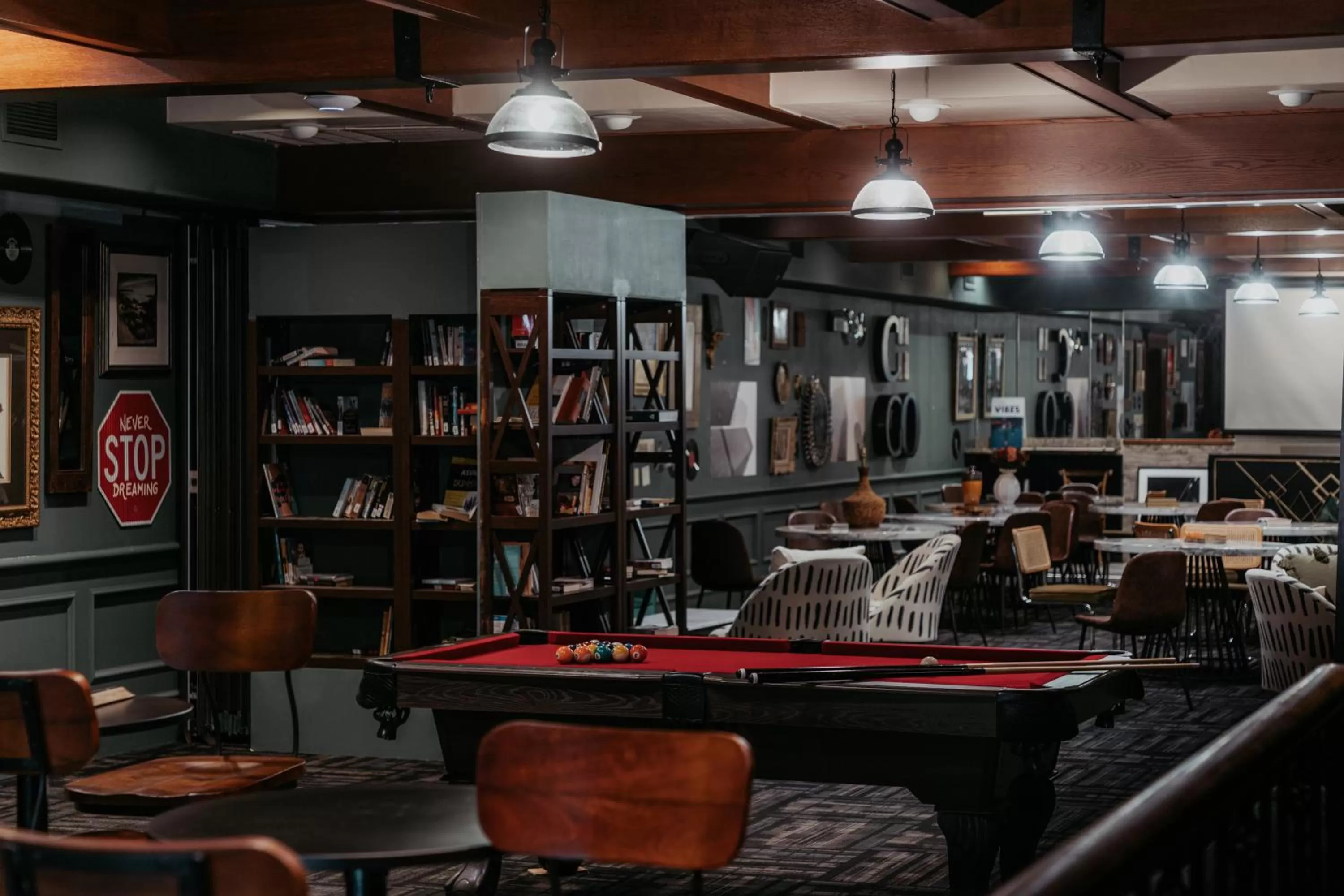 Communal lounge/ TV room in Selina Chicago