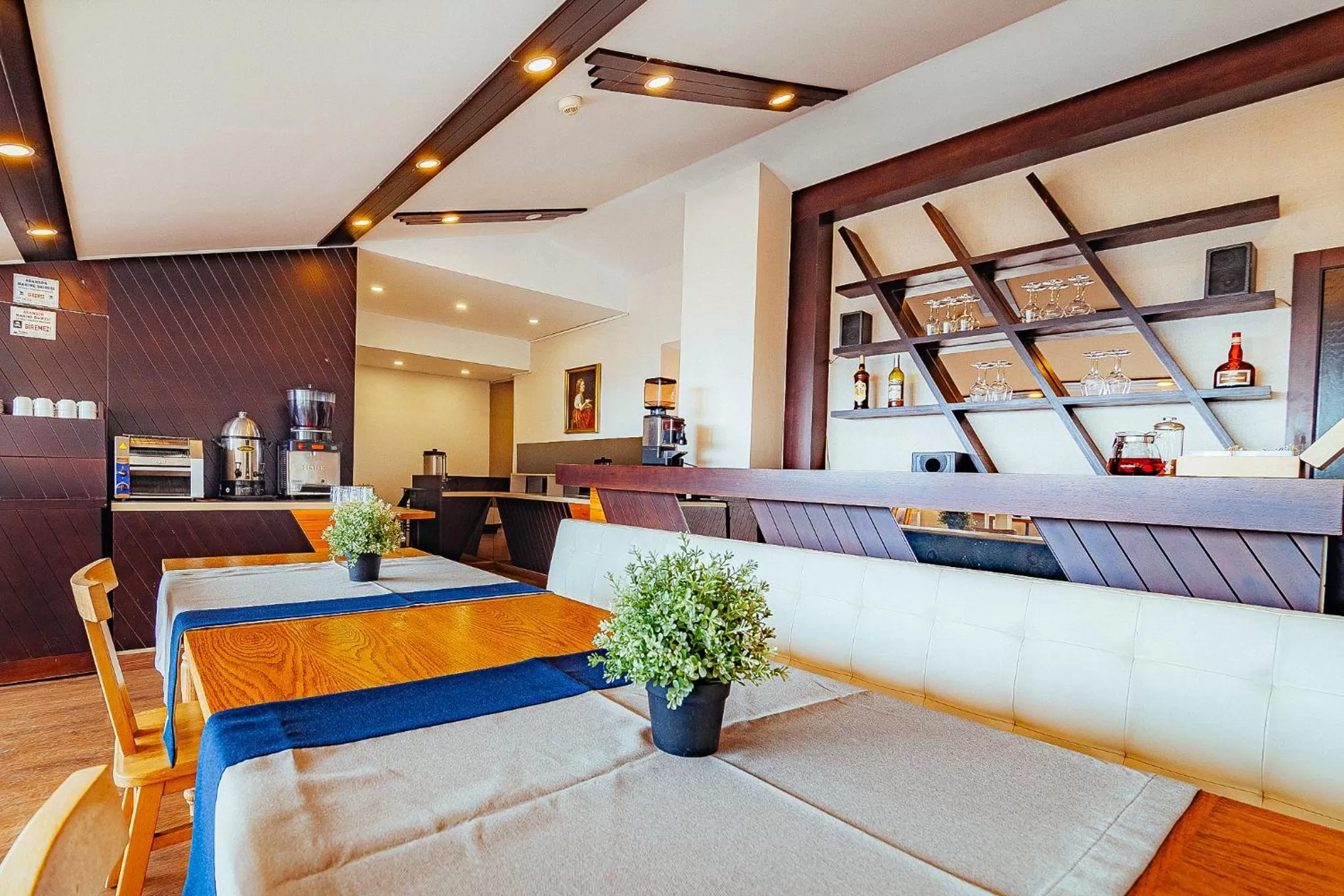 Restaurant/places to eat in The Milltown Hotel