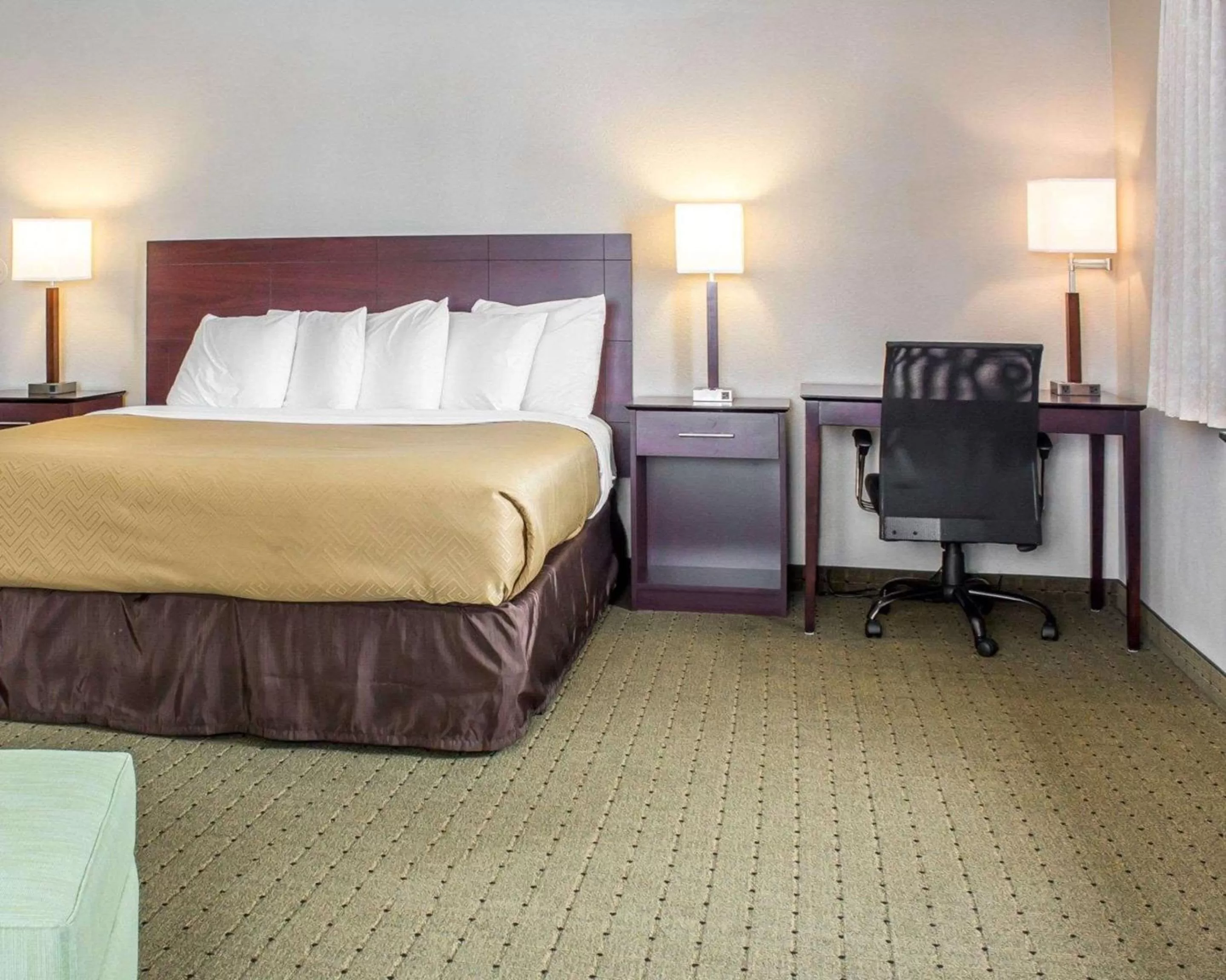 Photo of the whole room, Bed in Econo Lodge