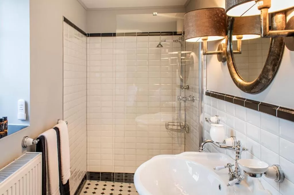 Bathroom in Landcafe mit Mini Hotel