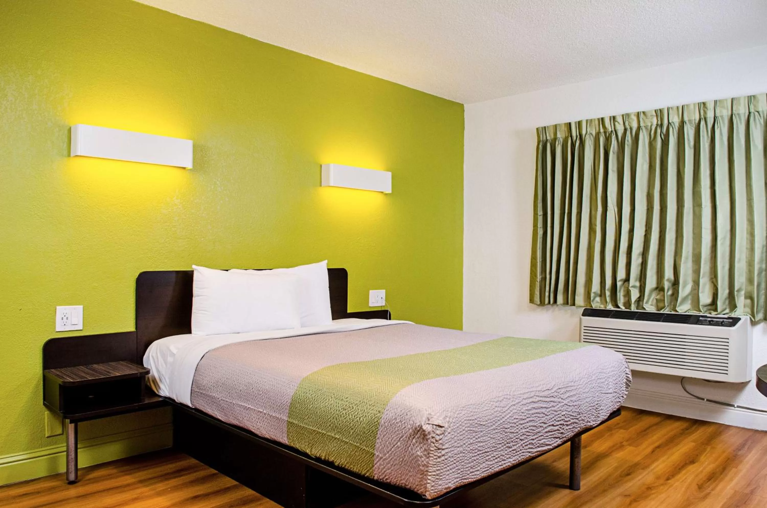 Bedroom, Bed in Motel 6-Modesto, CA - Downtown