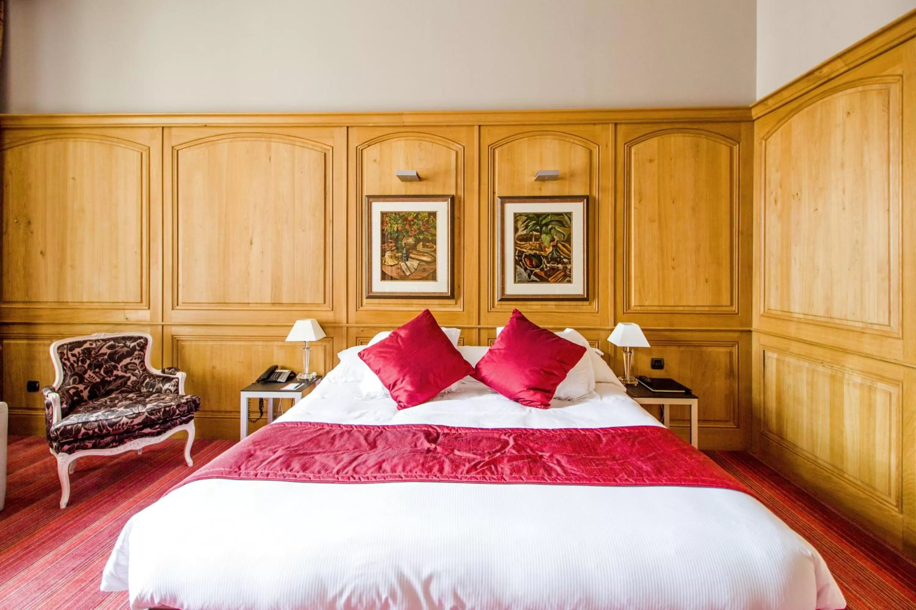 Bed in Hôtel de Bourgtheroulde, Autograph Collection