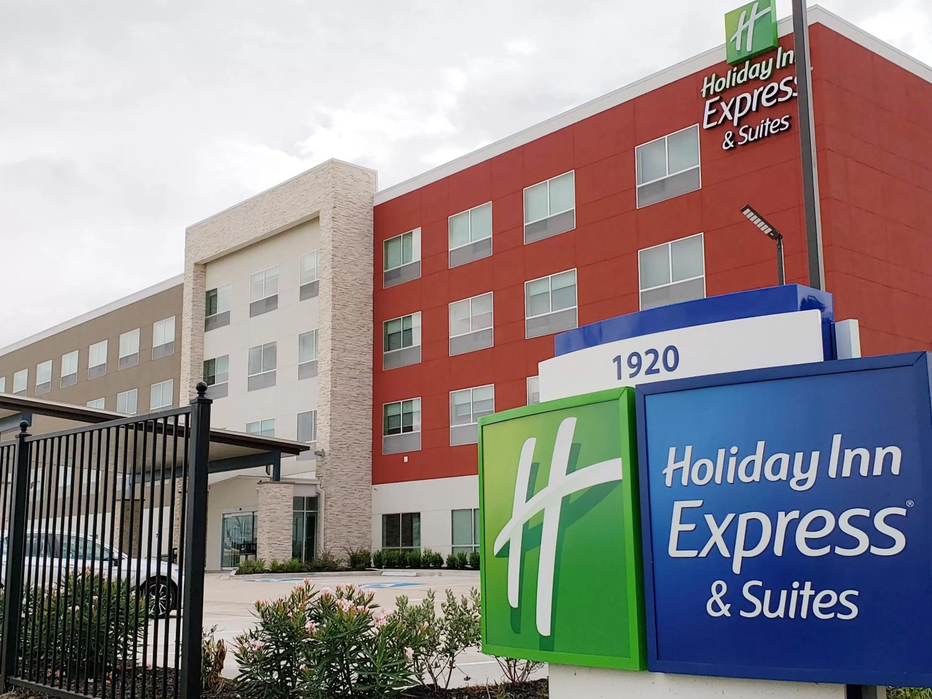Property building in Holiday Inn Express & Suites - Houston IAH - Beltway 8 by IHG