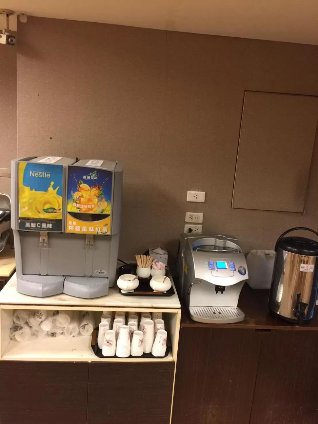 Restaurant/places to eat in Unique Hotel