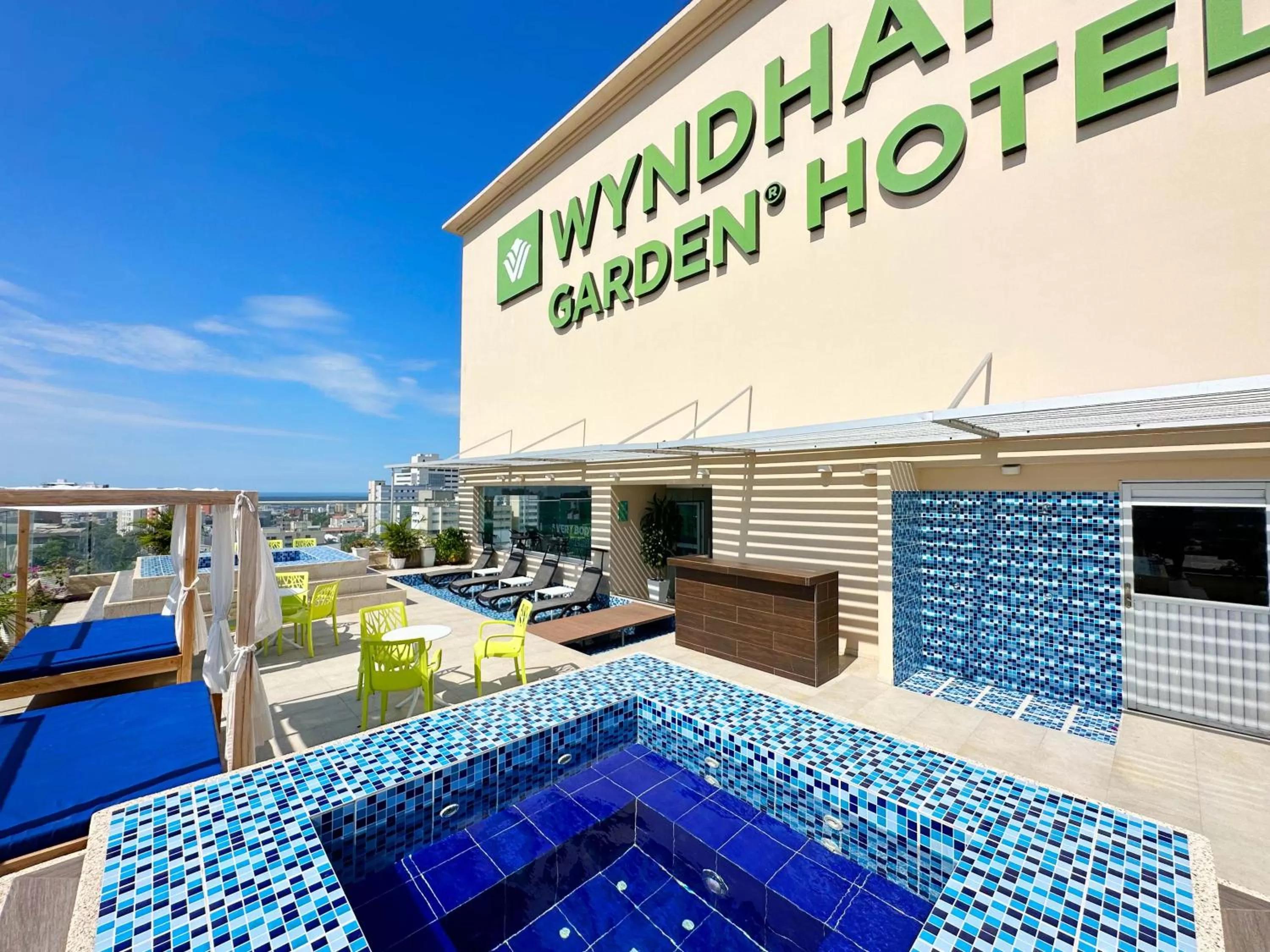 Swimming pool in Wyndham Garden Barranquilla