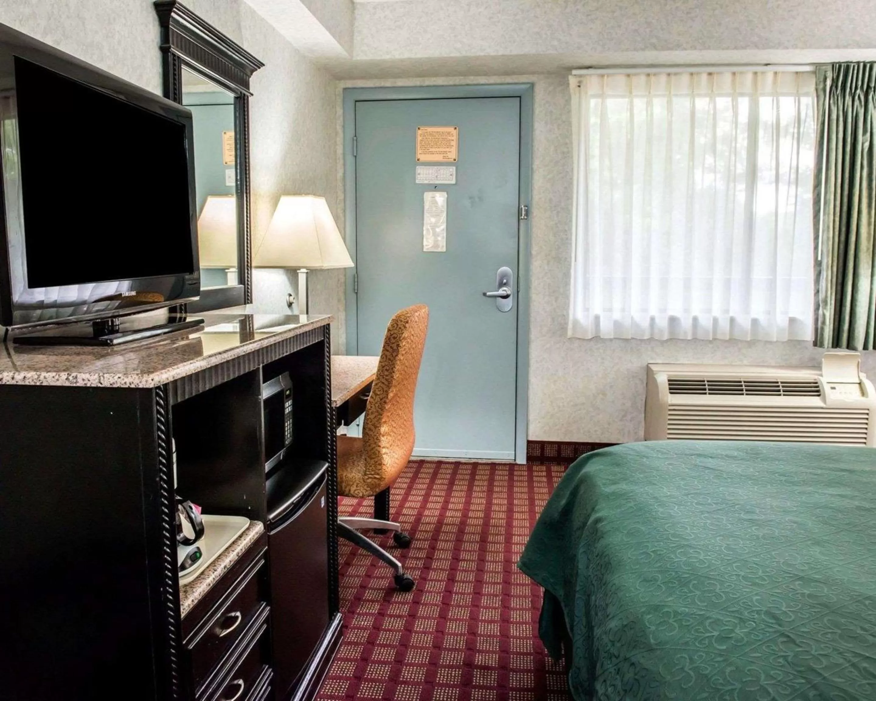 Photo of the whole room, Bed in Quality Inn & Suites Gibsonia - Pittsburgh North