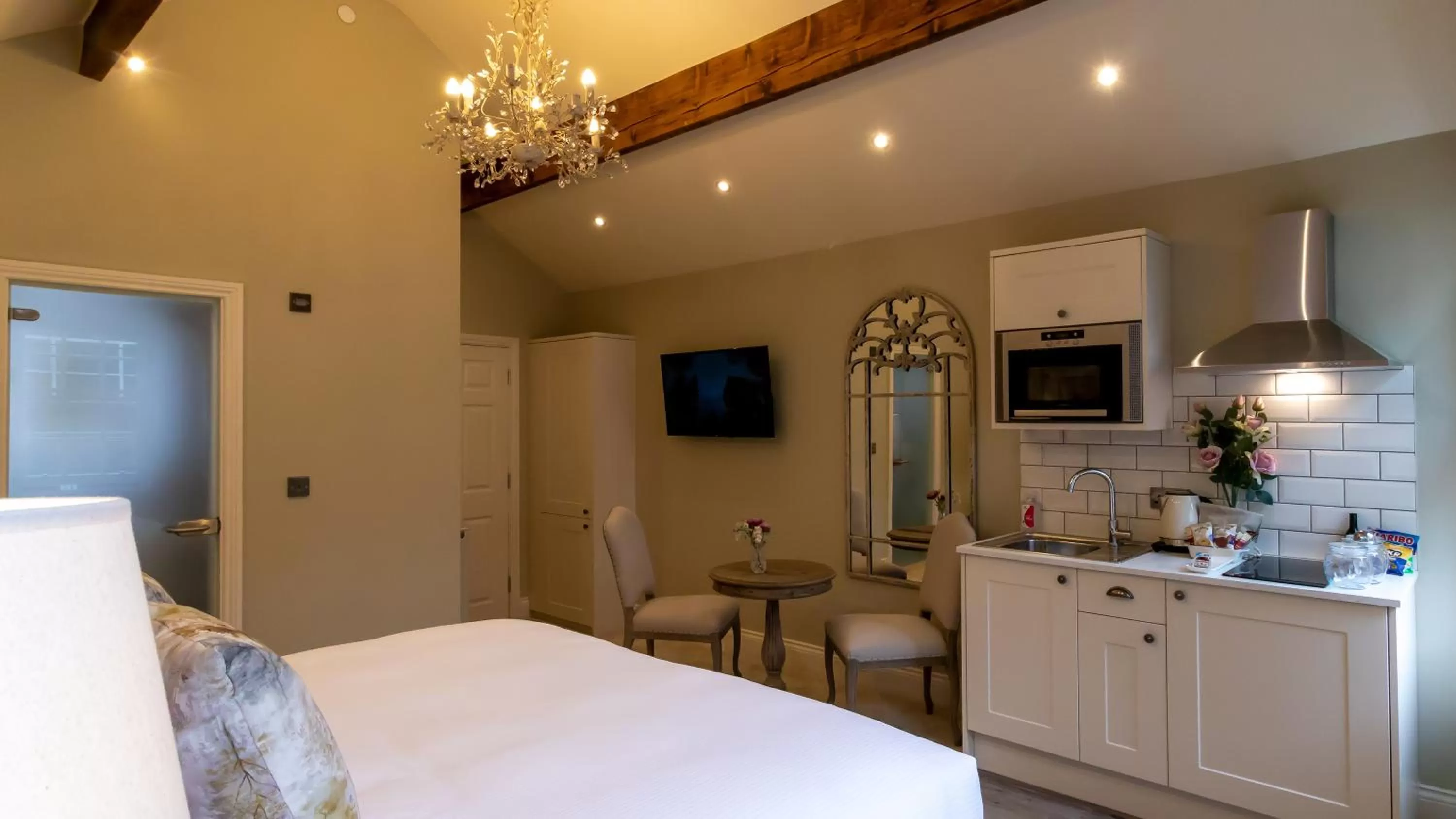 Shower, Bed in The Hotel Chester