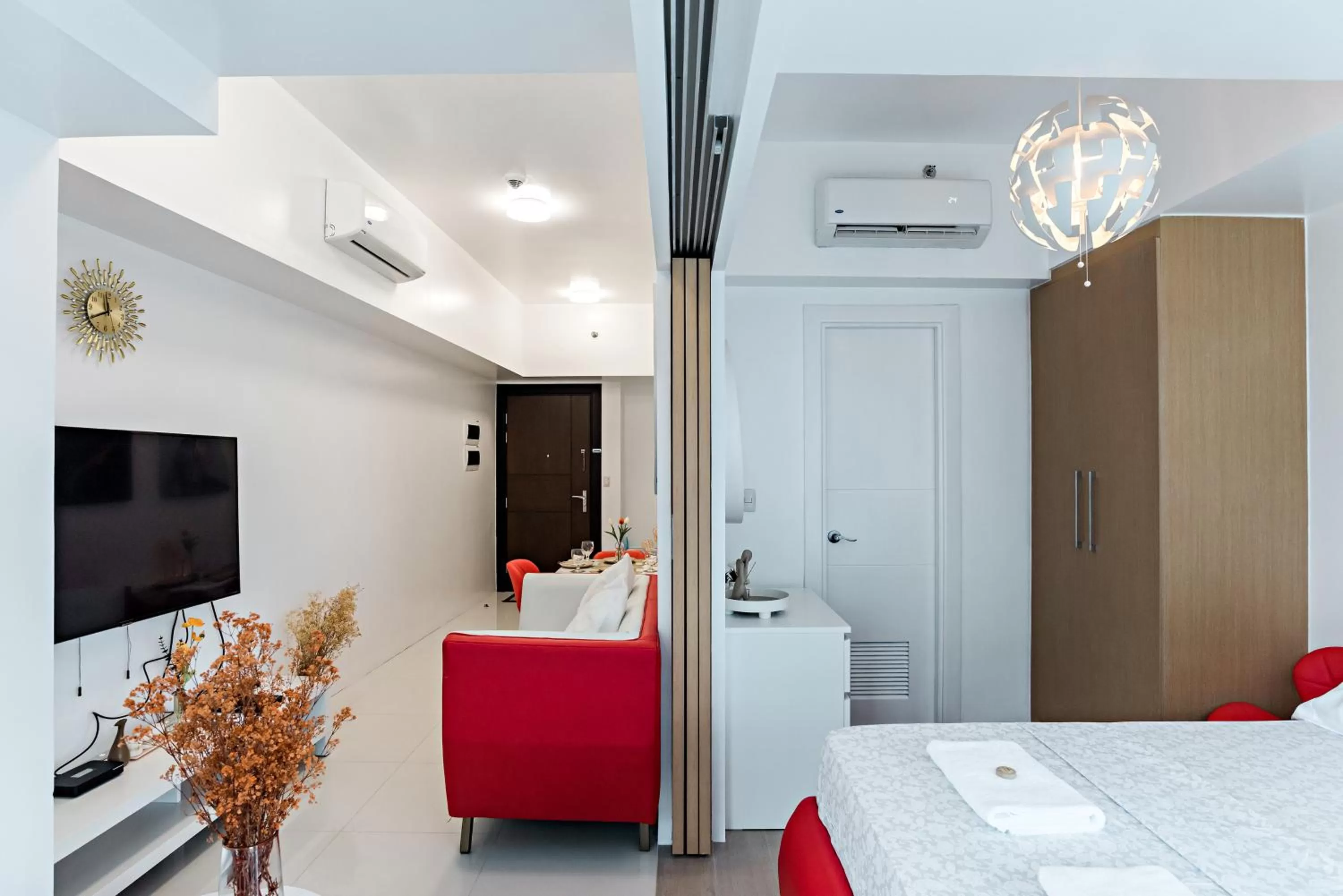 Communal lounge/ TV room in 1BR Suite in Uptown BGC