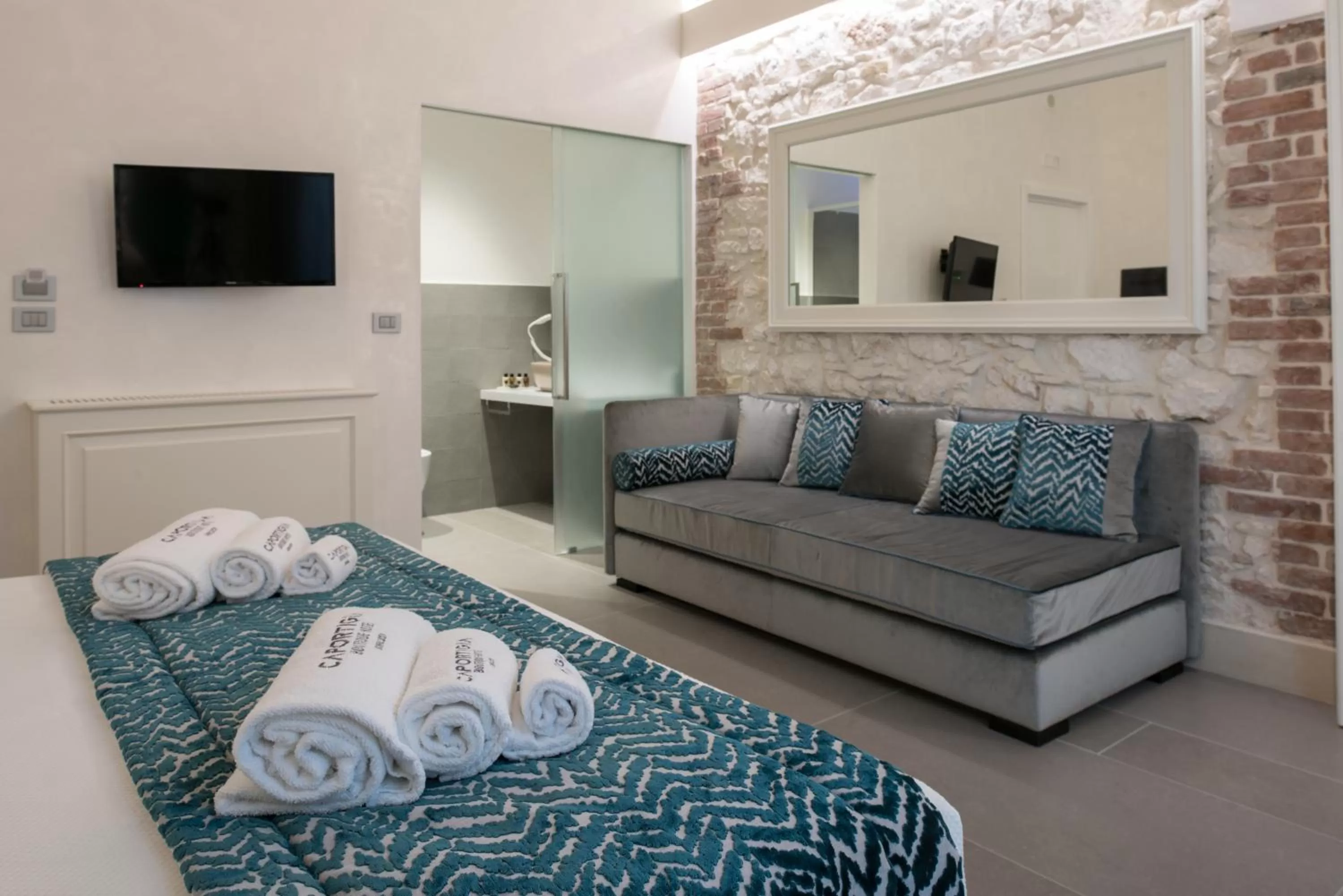 Photo of the whole room, Bed in Caportigia Boutique Hotel