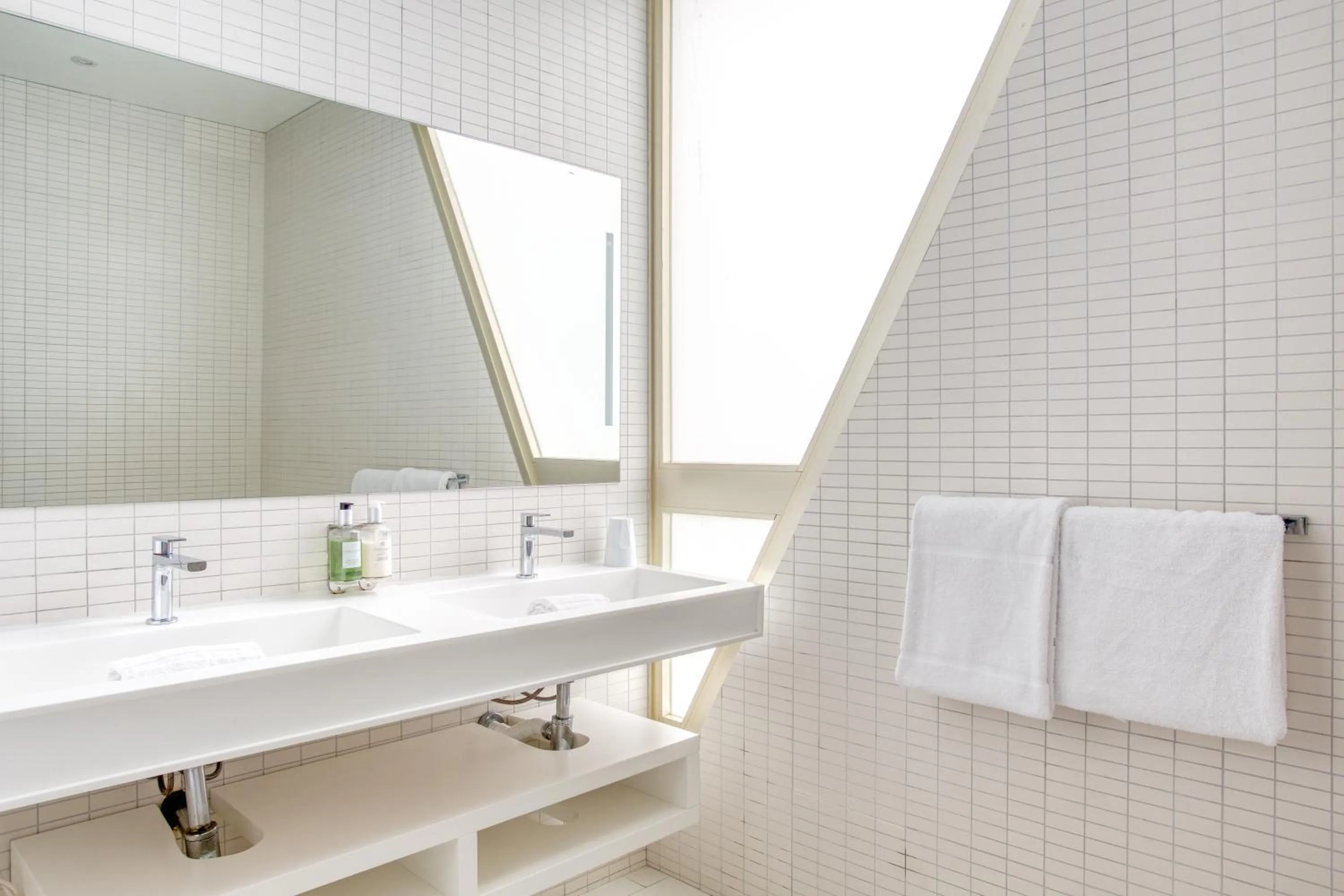 Bathroom in Hotel Restaurant La Vague de Saint Paul