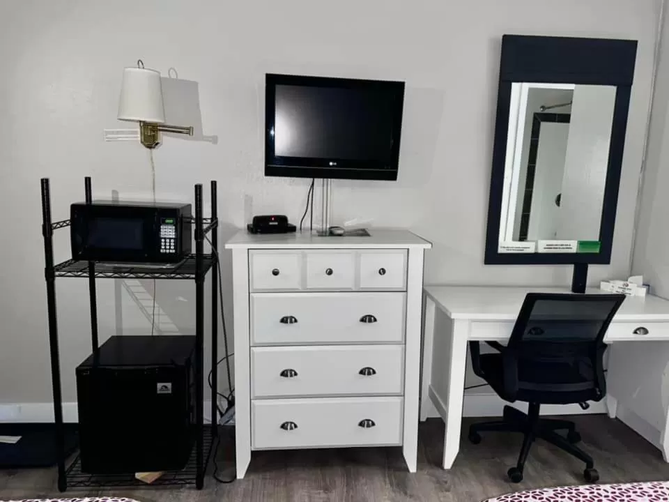 TV and multimedia, TV/Entertainment Center in Sundown Lodge