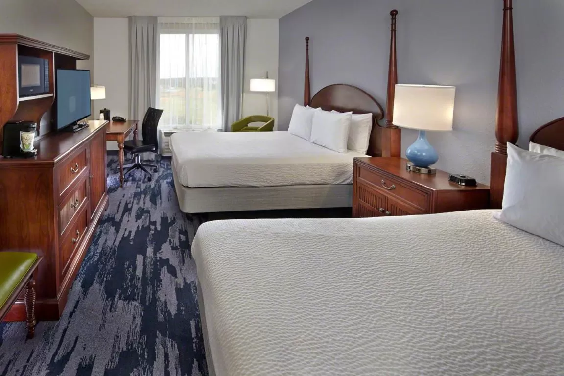 Photo of the whole room, Bed in SummerPlace Inn