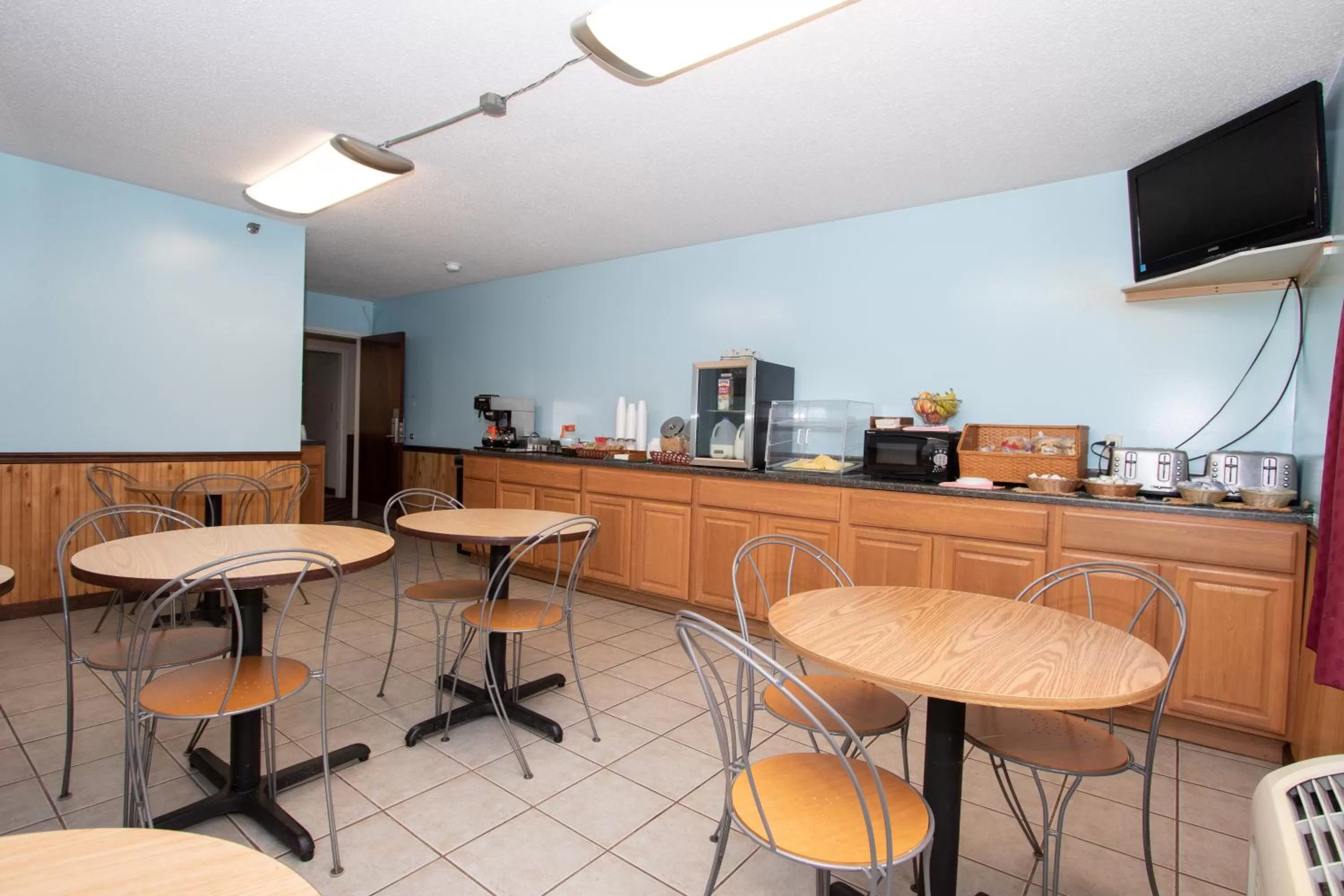 Restaurant/places to eat in Eastbrook Inn