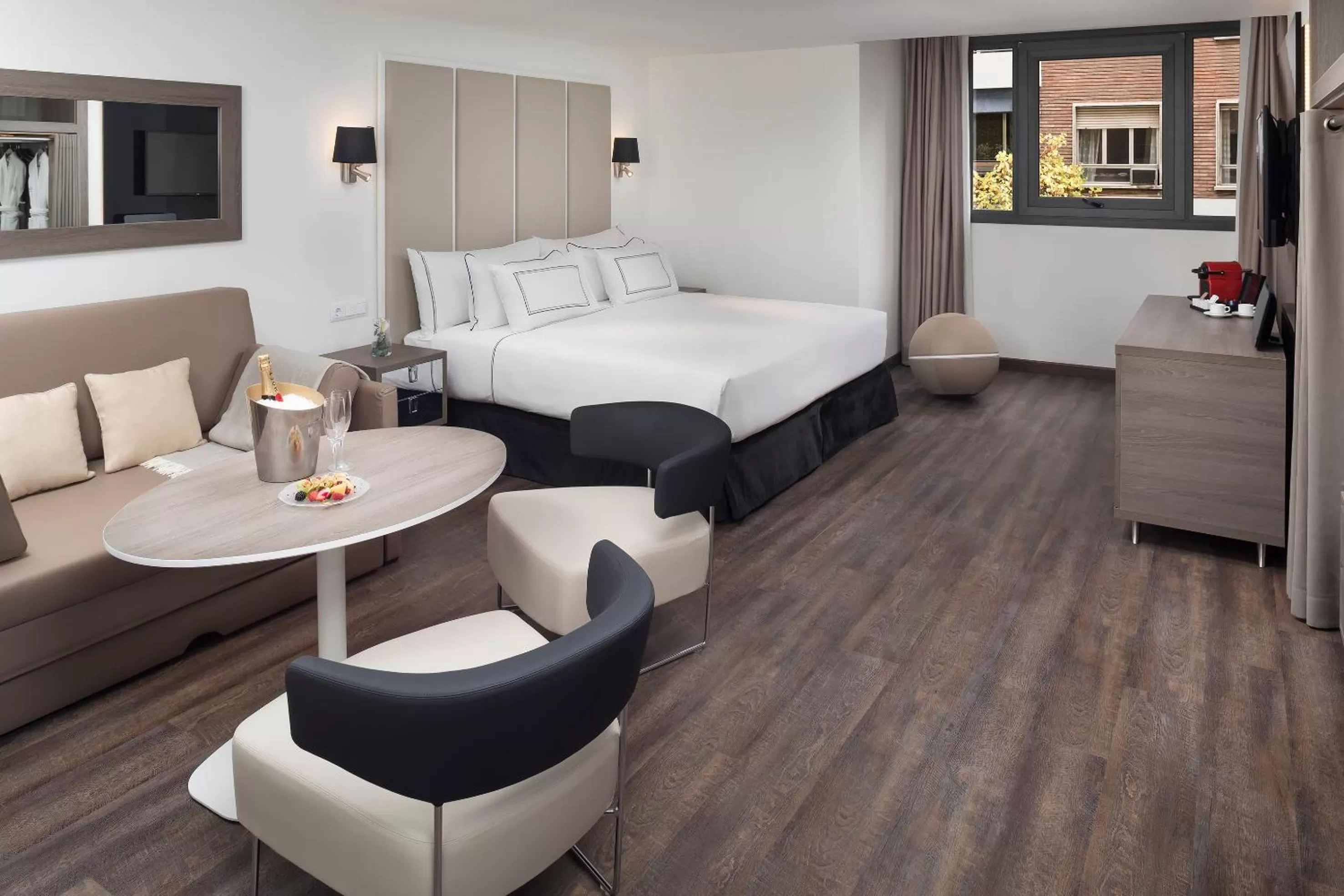 Photo of the whole room, Bed in Melia Madrid Serrano