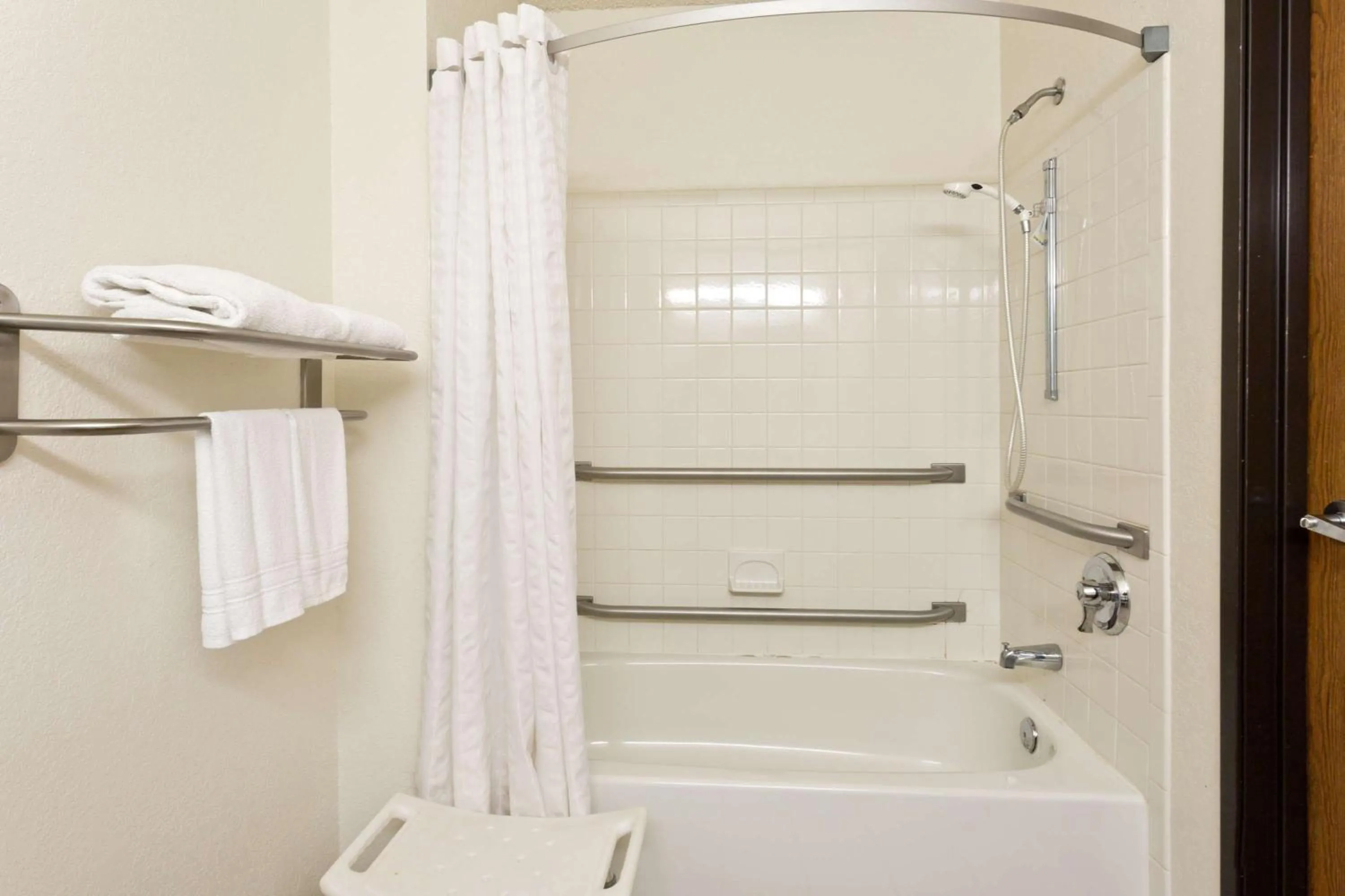 Queen Room - Disability Access/Non-Smoking in Super 8 by Wyndham Lexington Park/California Area