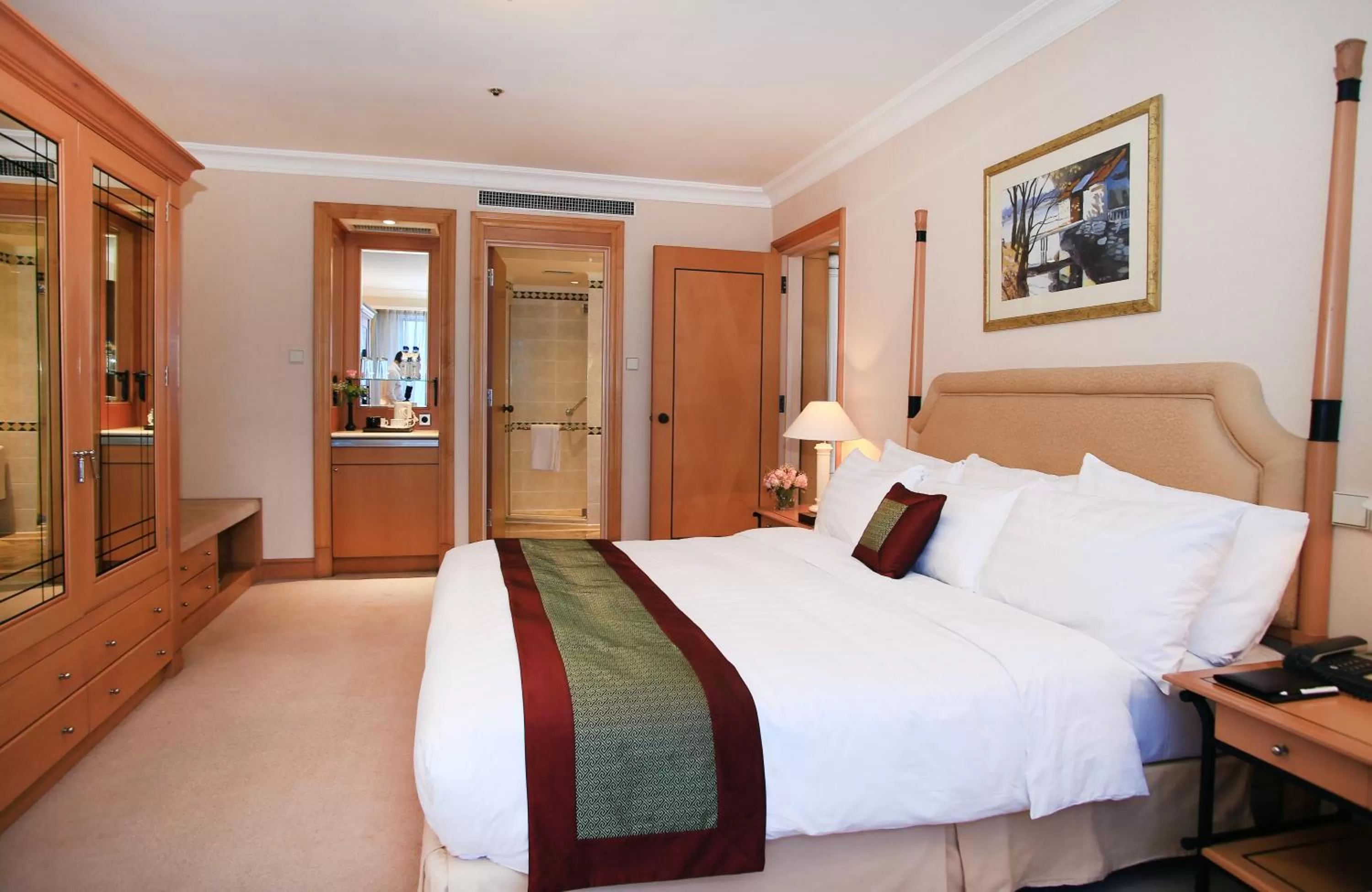 Bedroom, Bed in Hanoi Daewoo Hotel