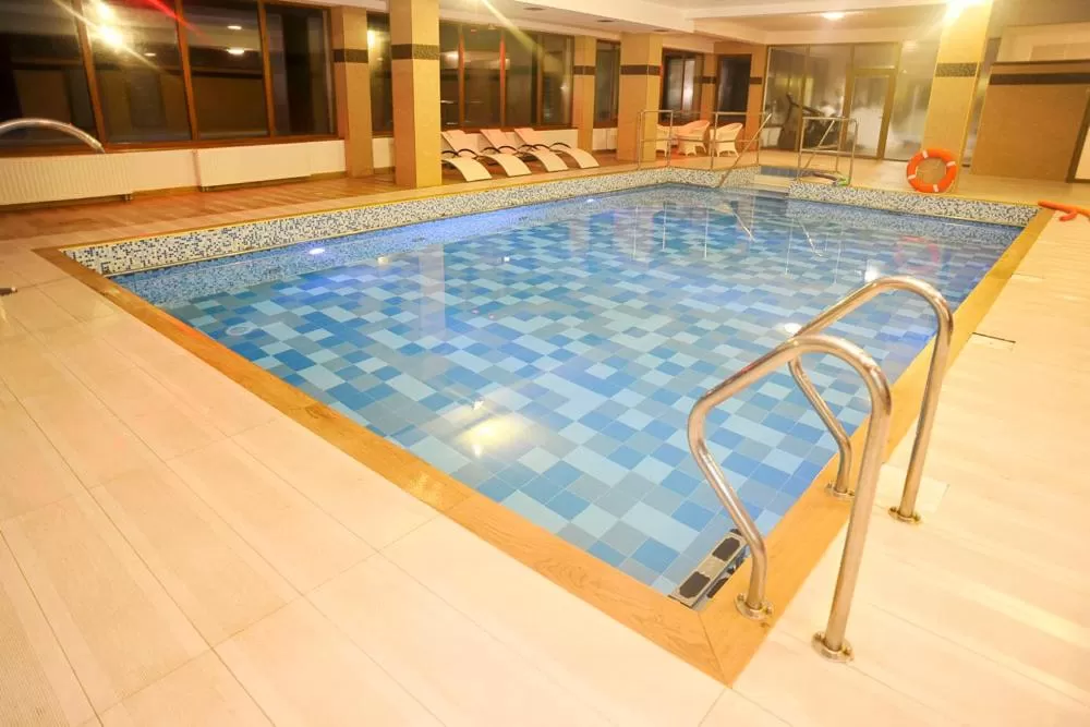 Swimming pool in Hotel Mir-Jan SPA