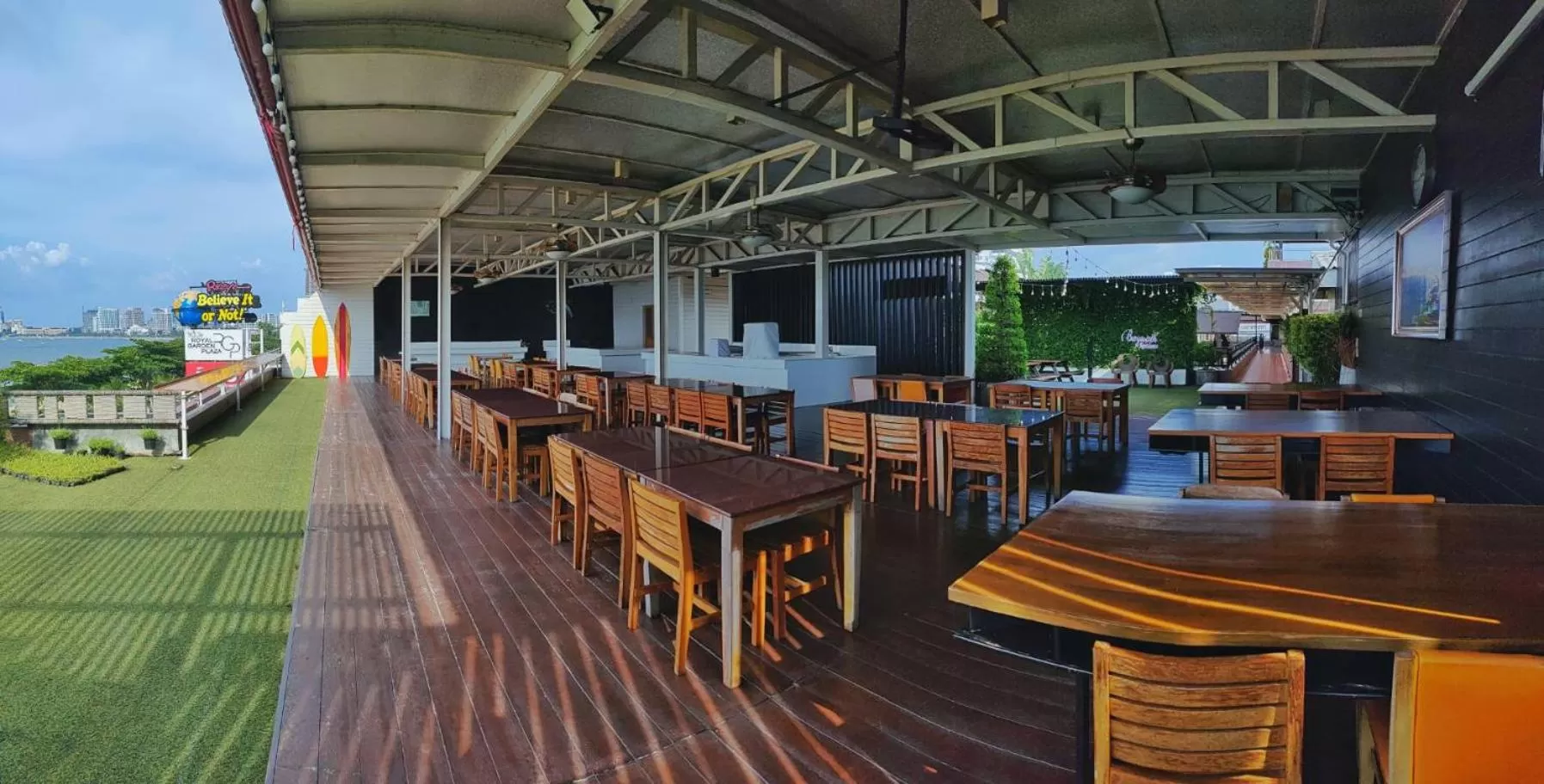 Restaurant/places to eat in Baywalk Residence Pattaya