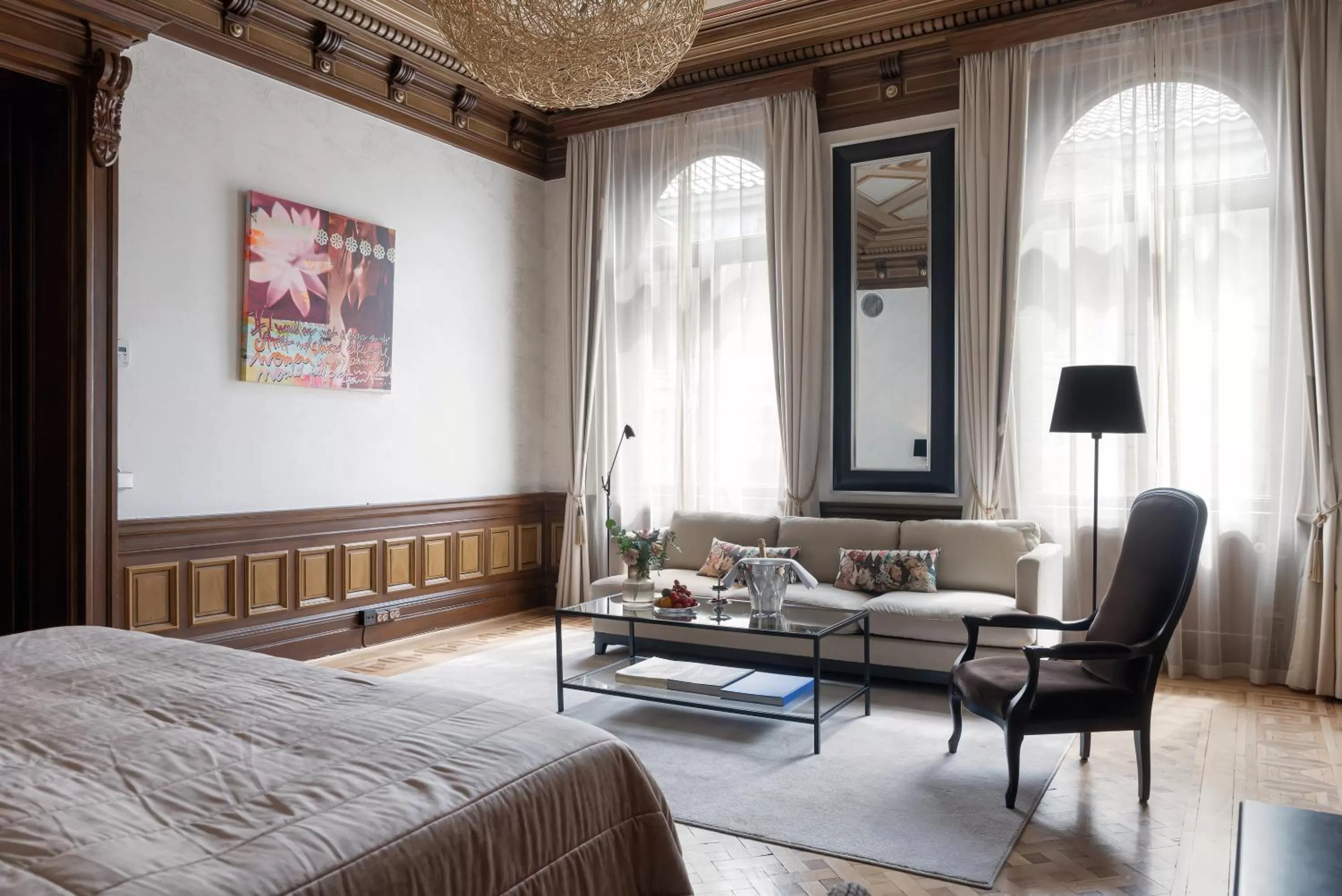Seating area, Bed in Elite Plaza Hotel