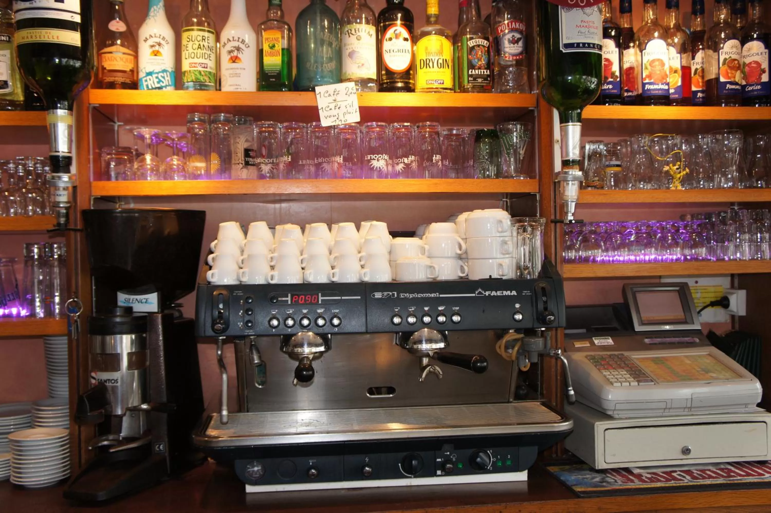 Lounge or bar in Hôtel Les Tilleuls de Pareloup à Salles-Curan