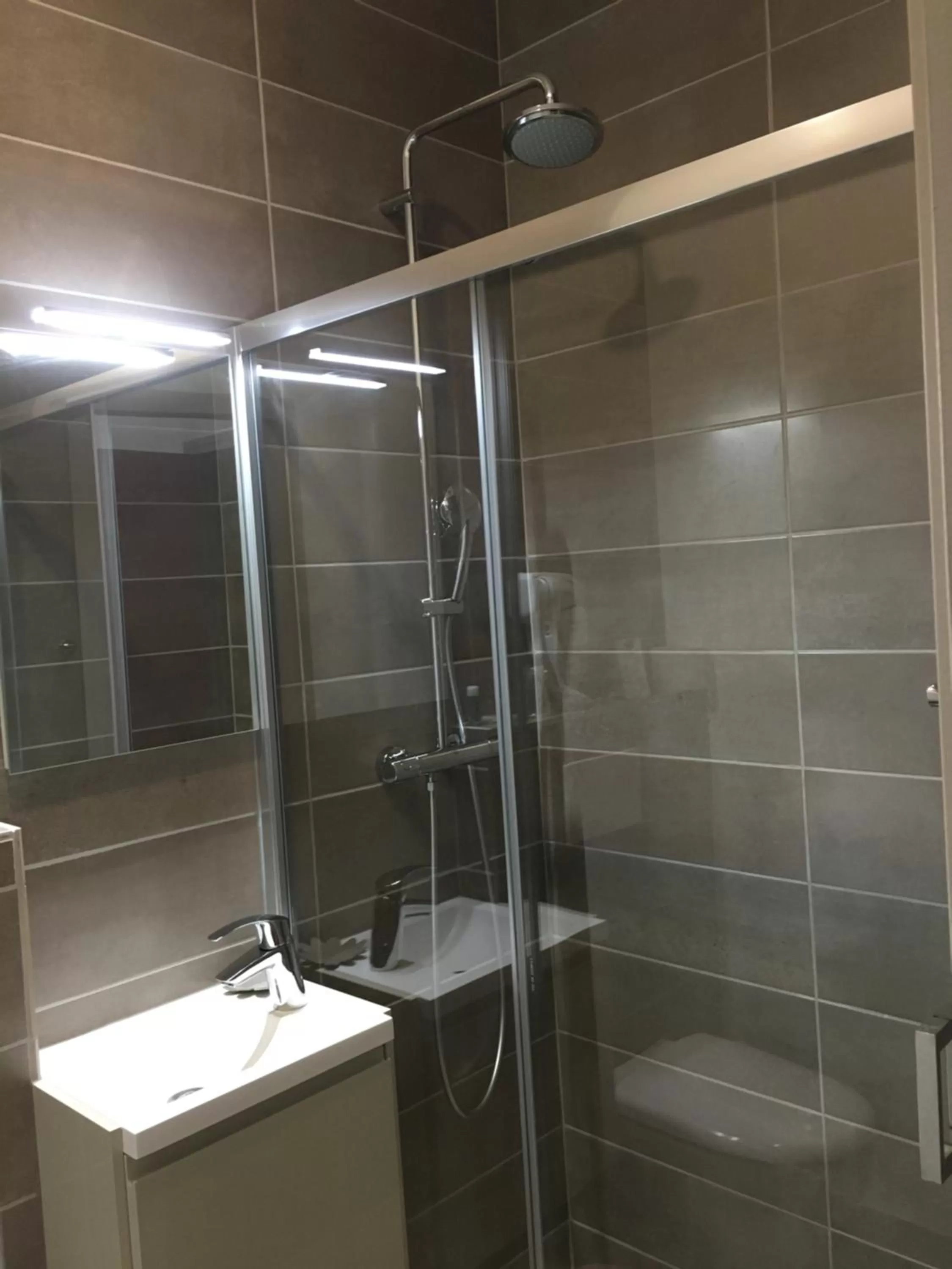 Shower in Hôtel Le Biarritz - Vichy