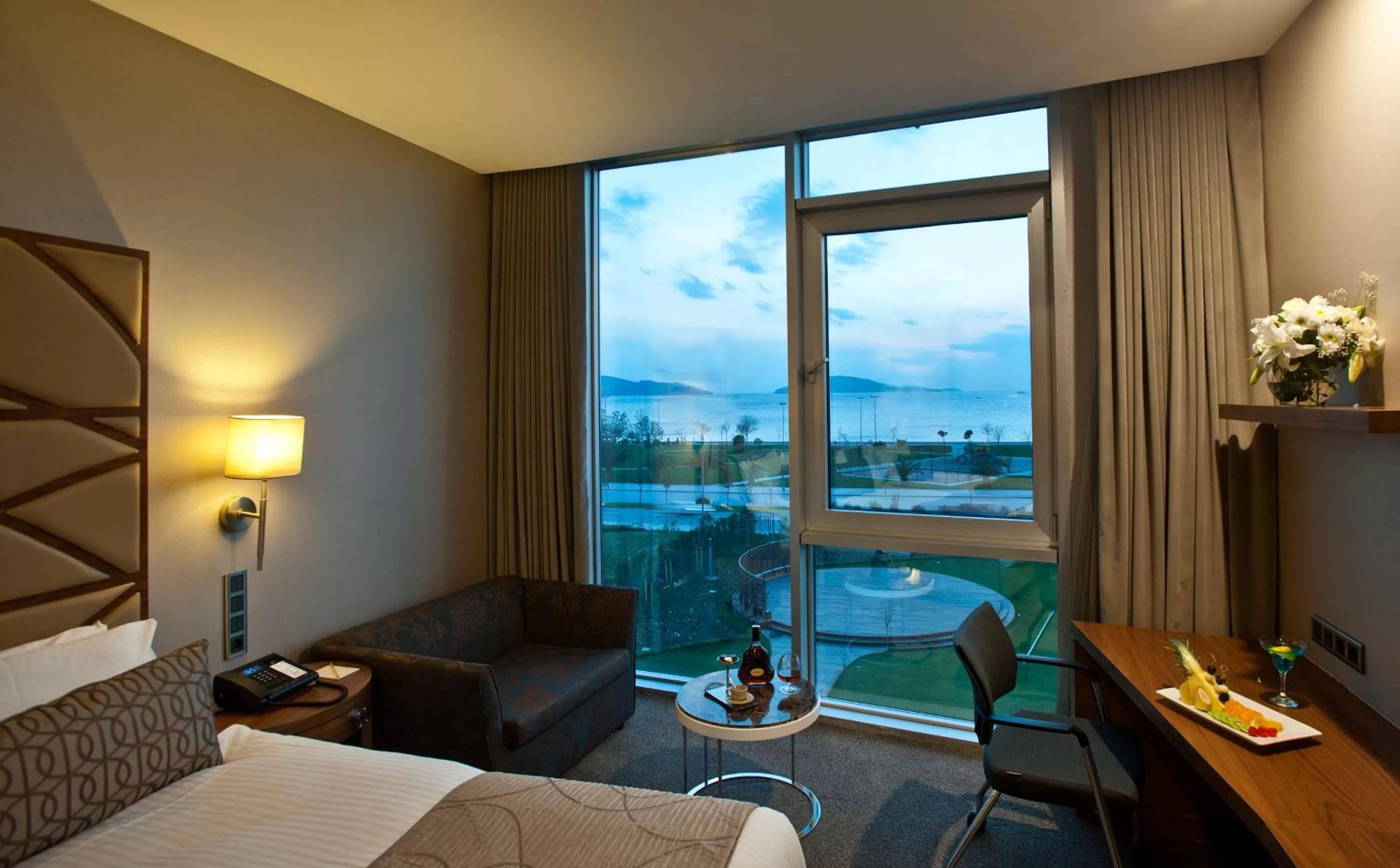 View (from property/room), Bed in Cevahir Hotel Istanbul Asia