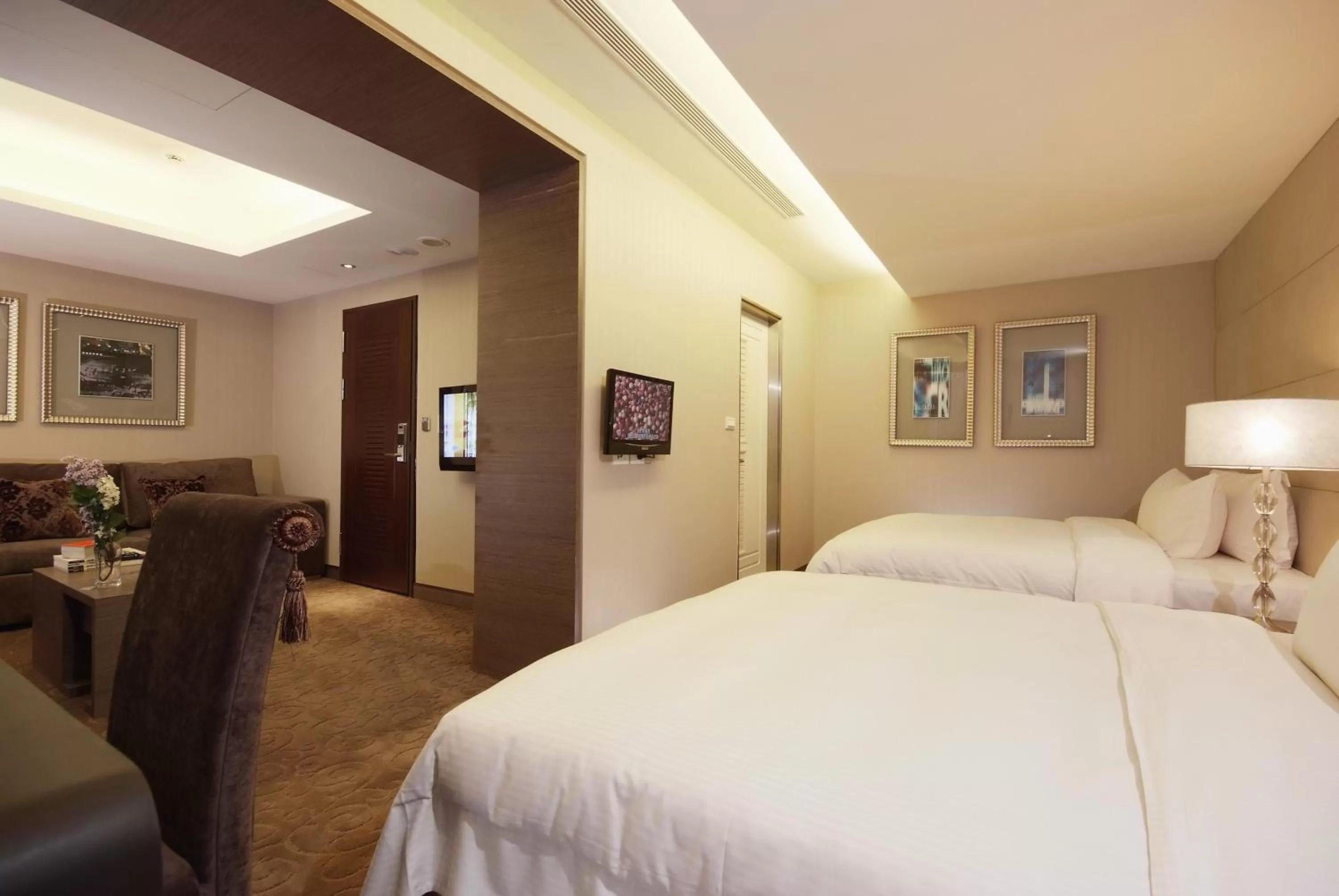 Photo of the whole room, Bed in The Metro Hotel - Taipei Branch